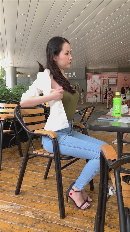 （视频）紧身牛仔裤小姐姐 [3.24G/MP4]