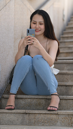 （视频）紧身牛仔裤小姐姐 [3.24G/MP4]