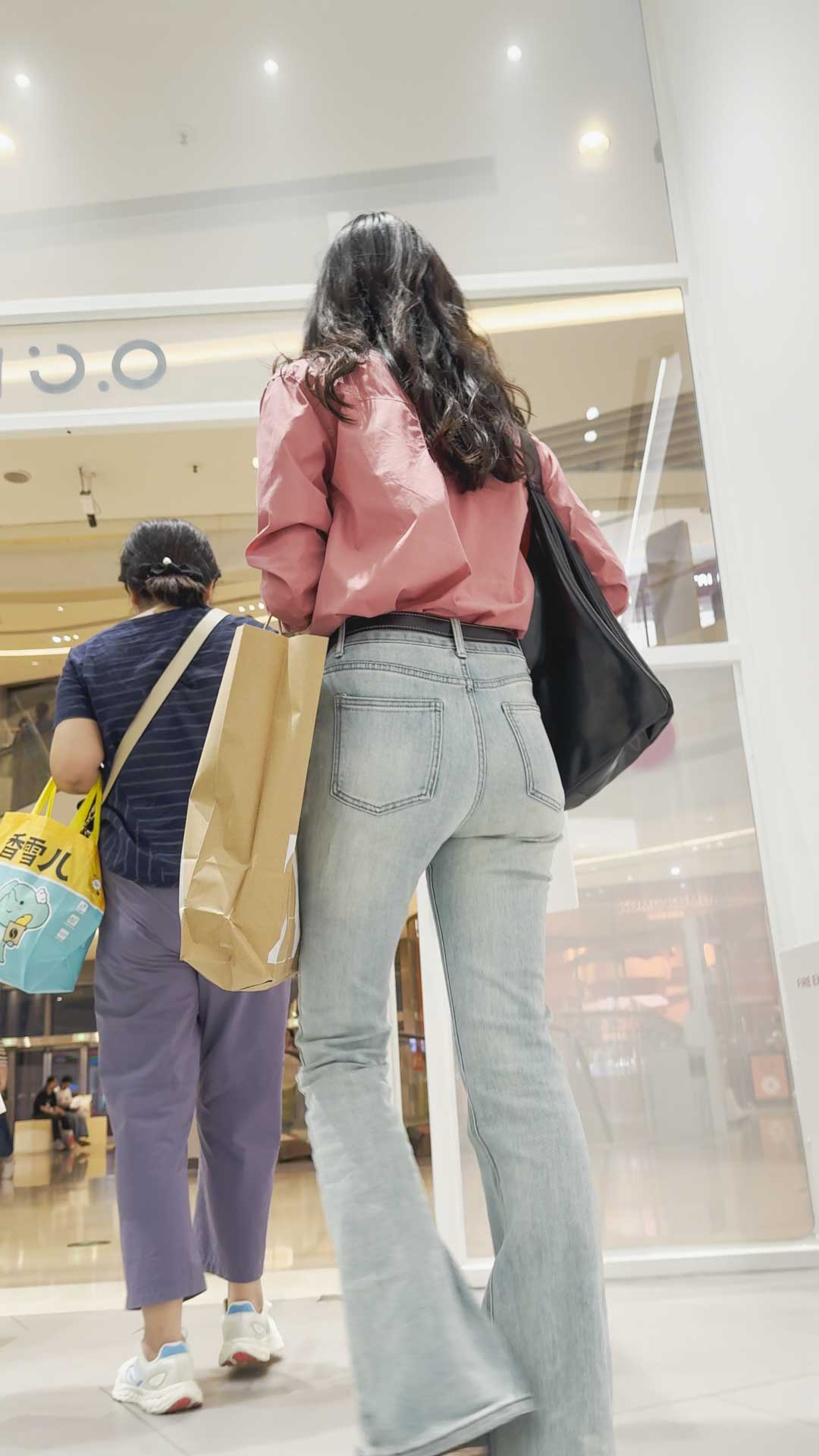 迷人长发美女超紧牛仔裤性感诱惑