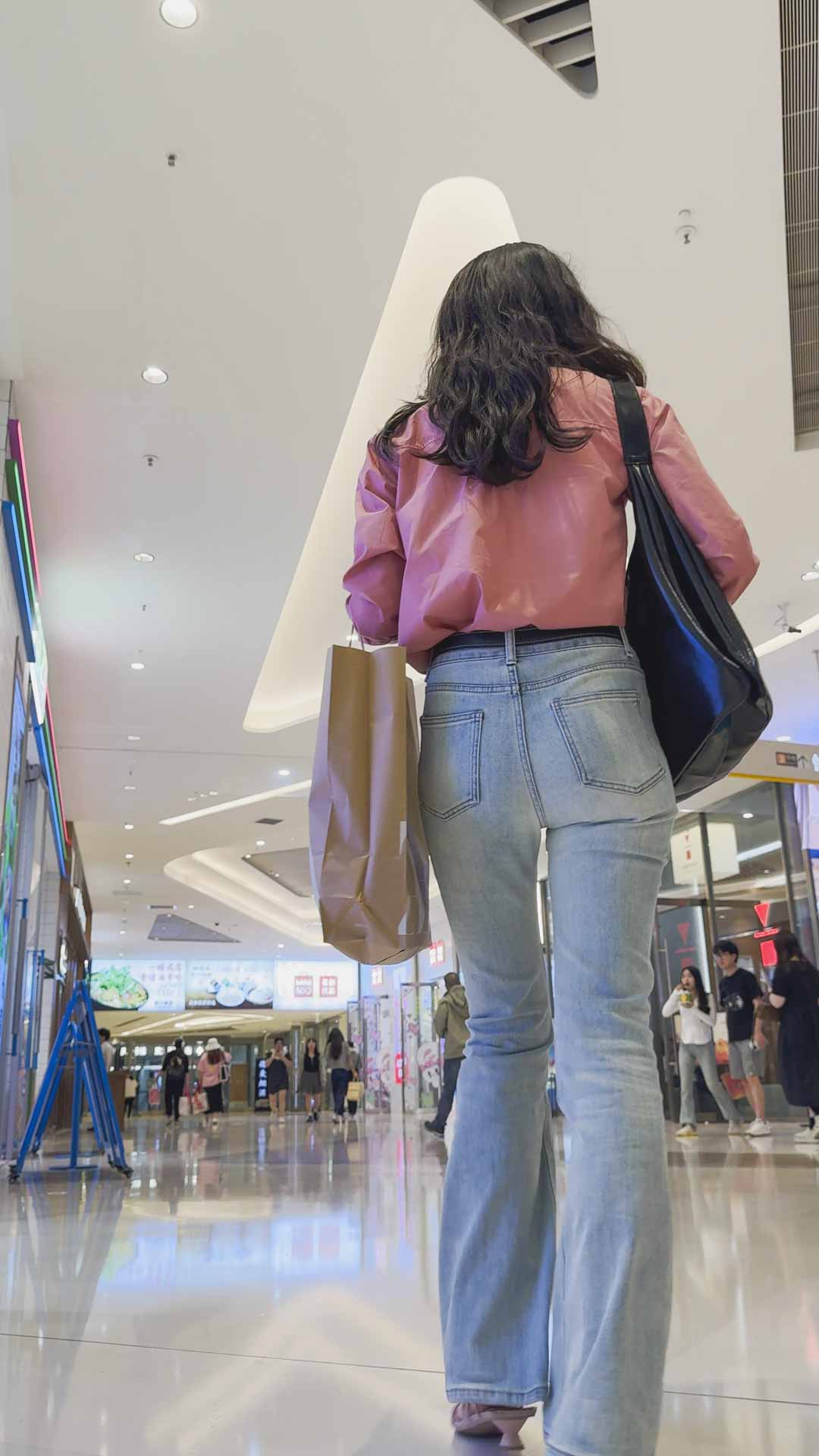 迷人长发美女超紧牛仔裤性感诱惑