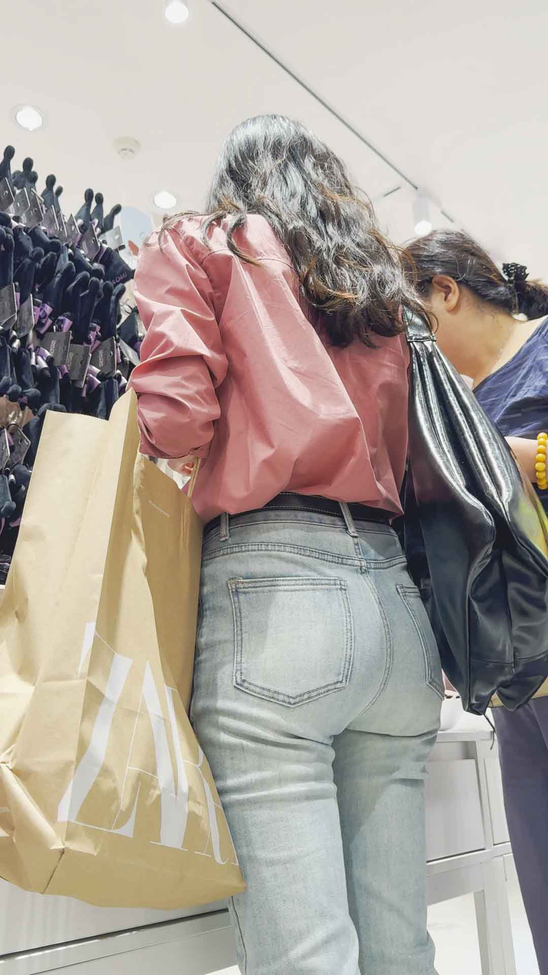 迷人长发美女超紧牛仔裤性感诱惑