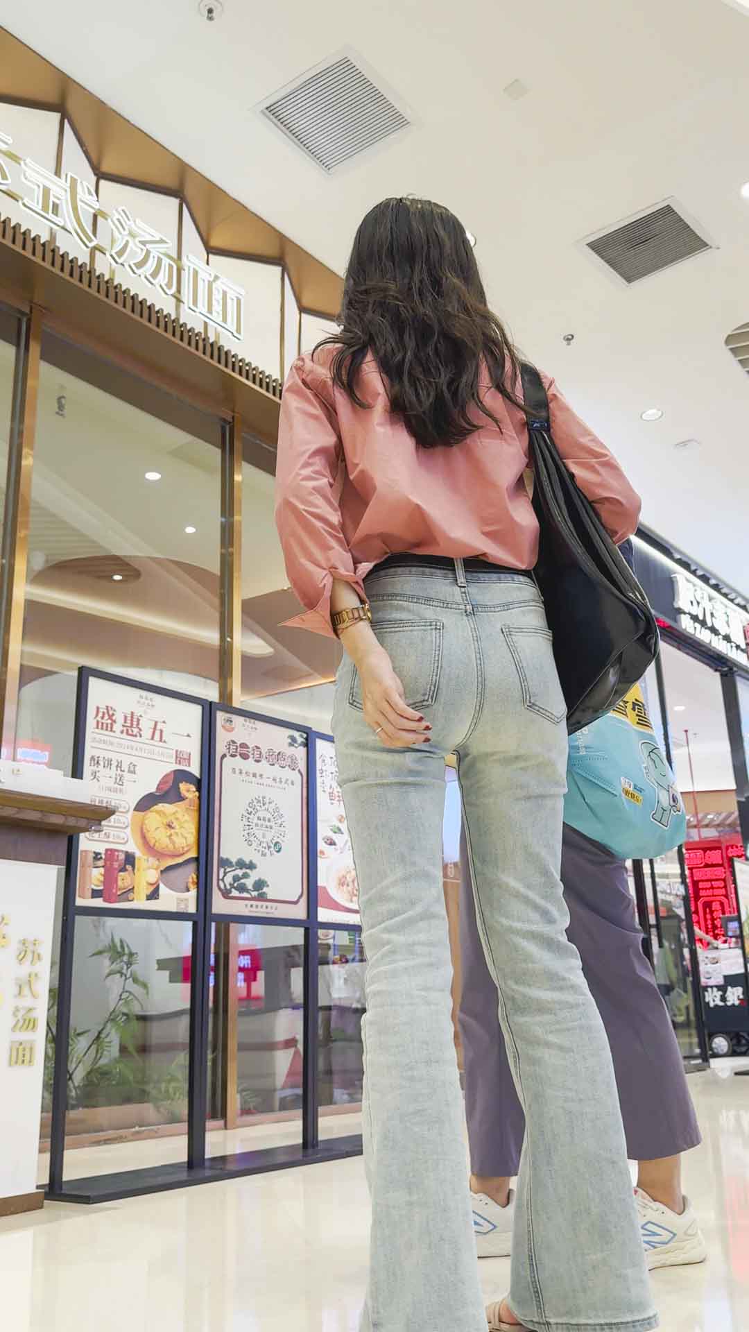 迷人长发美女超紧牛仔裤性感诱惑