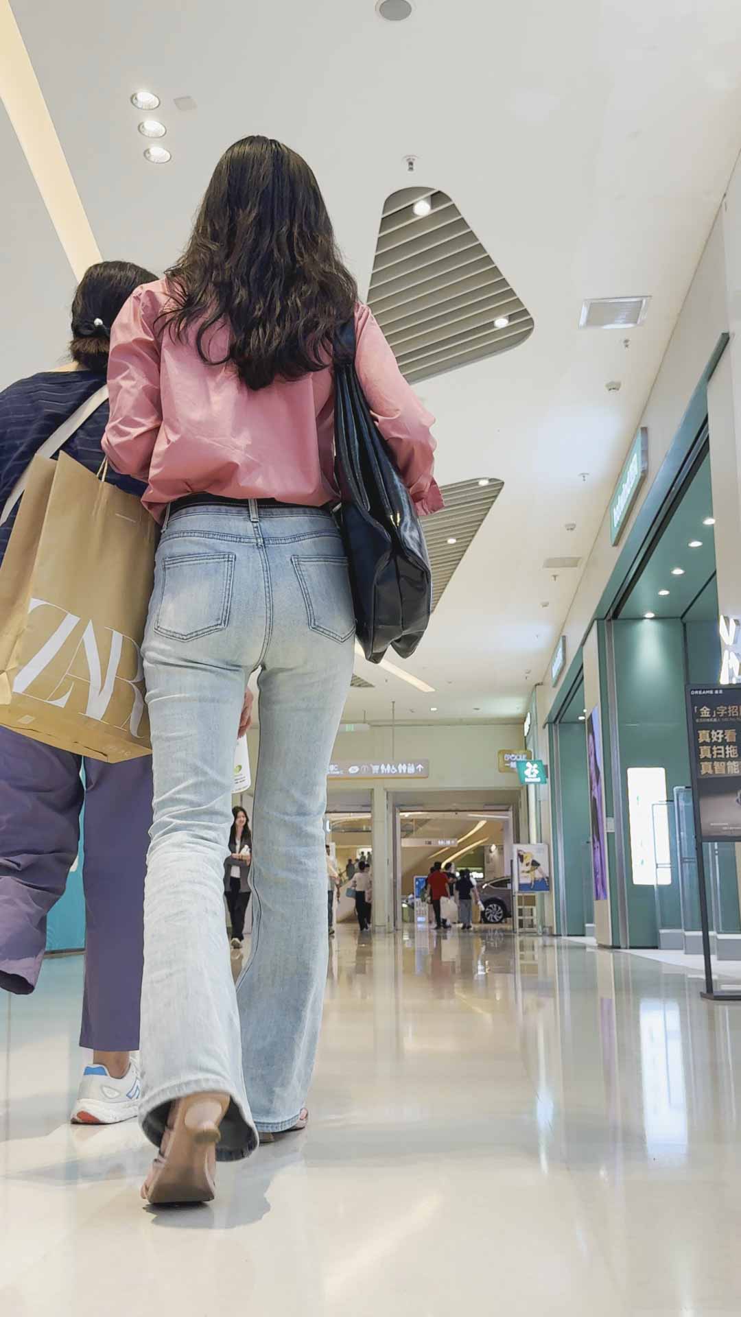 迷人长发美女超紧牛仔裤性感诱惑