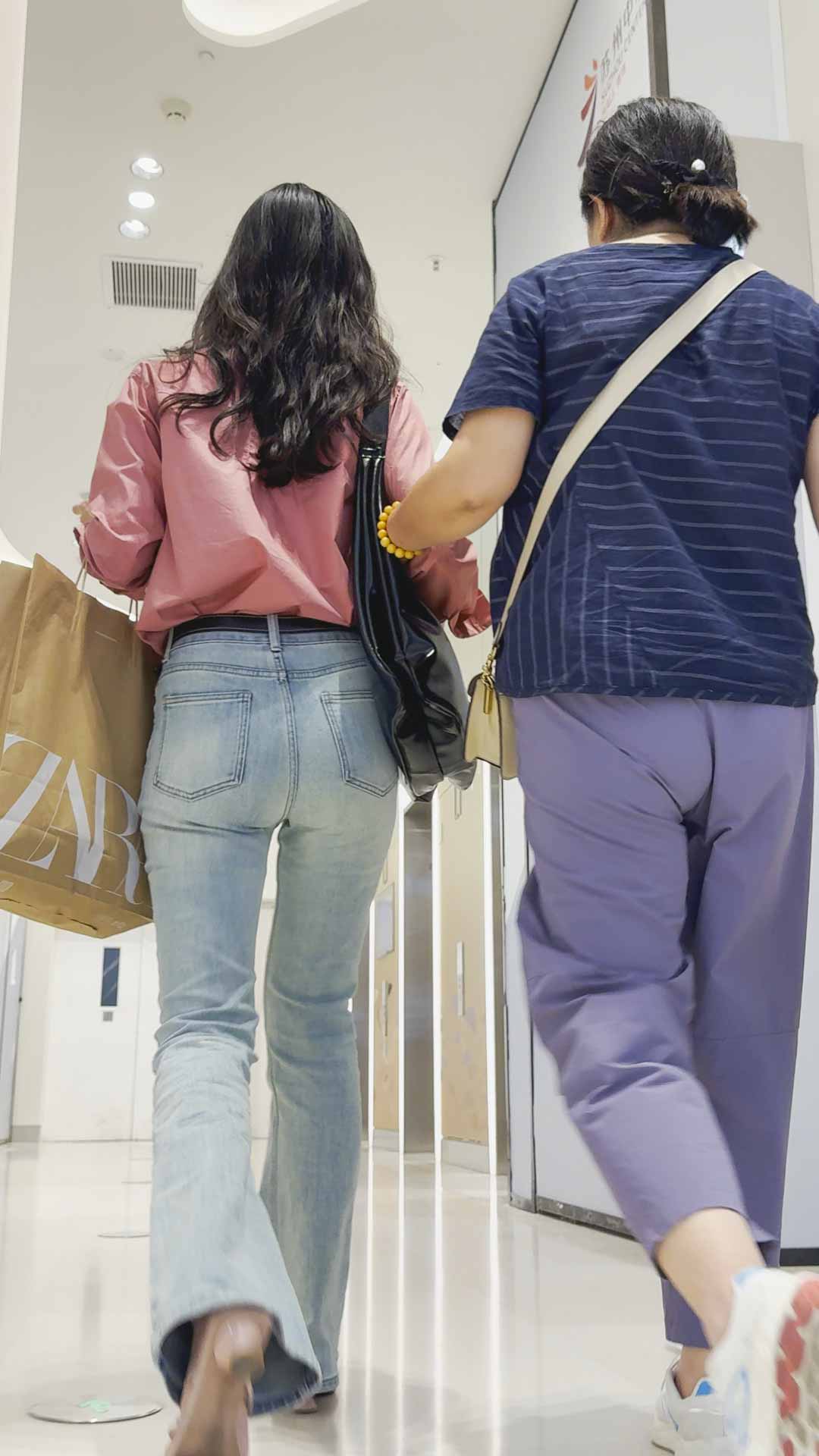 迷人长发美女超紧牛仔裤性感诱惑