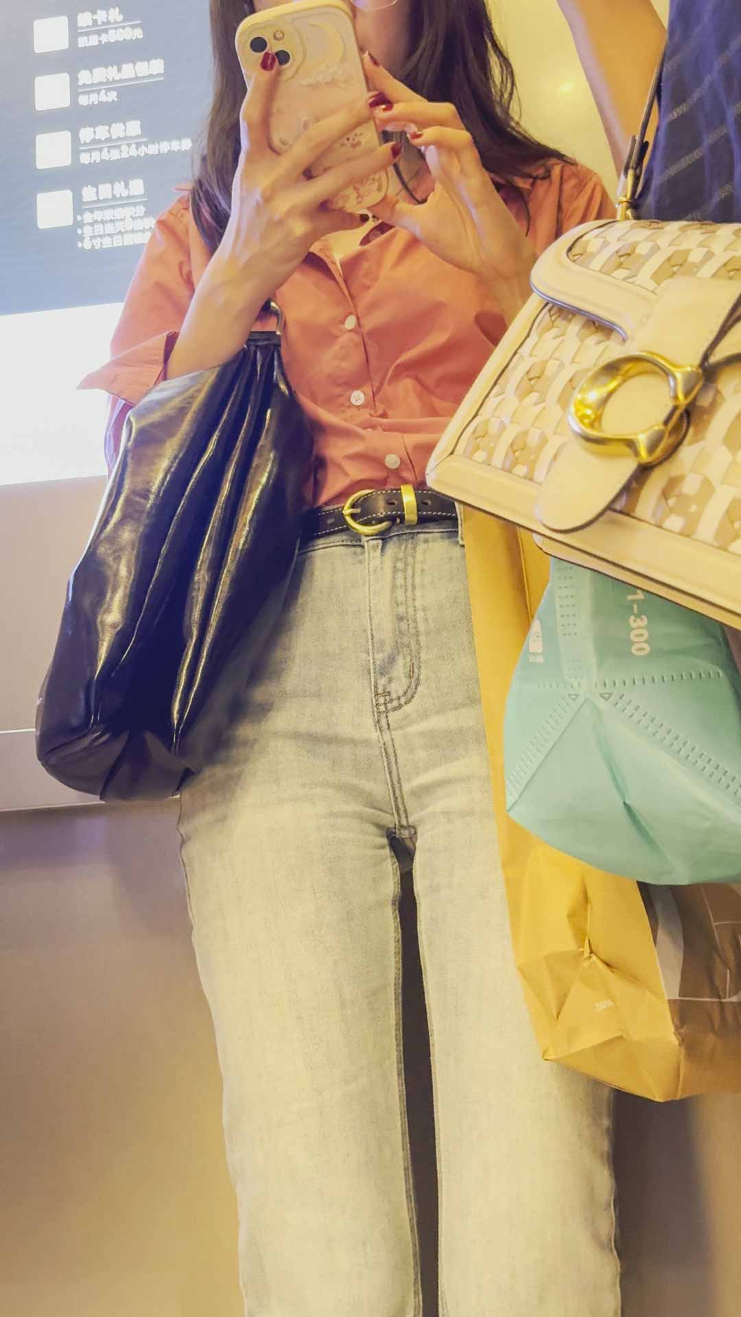 迷人长发美女超紧牛仔裤性感诱惑