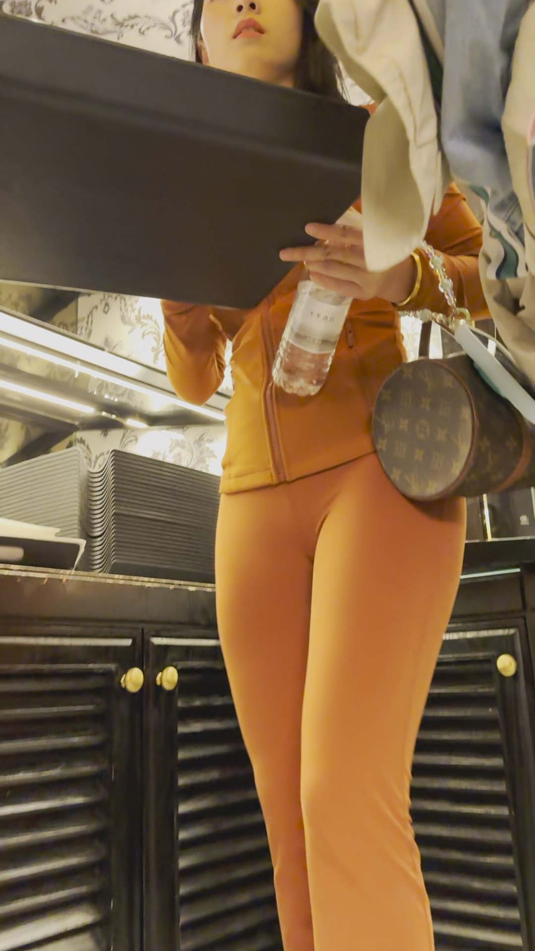 少见饱满圆润布裤丰臀大美女