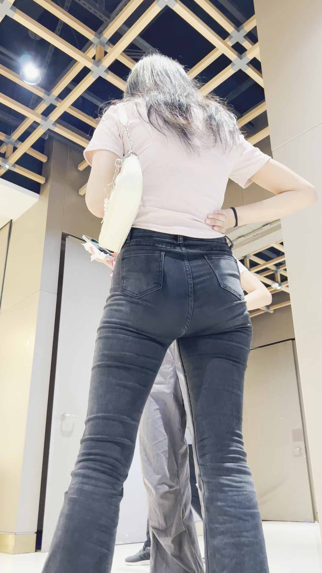 神作翘臀黑色牛仔要求闺蜜陪