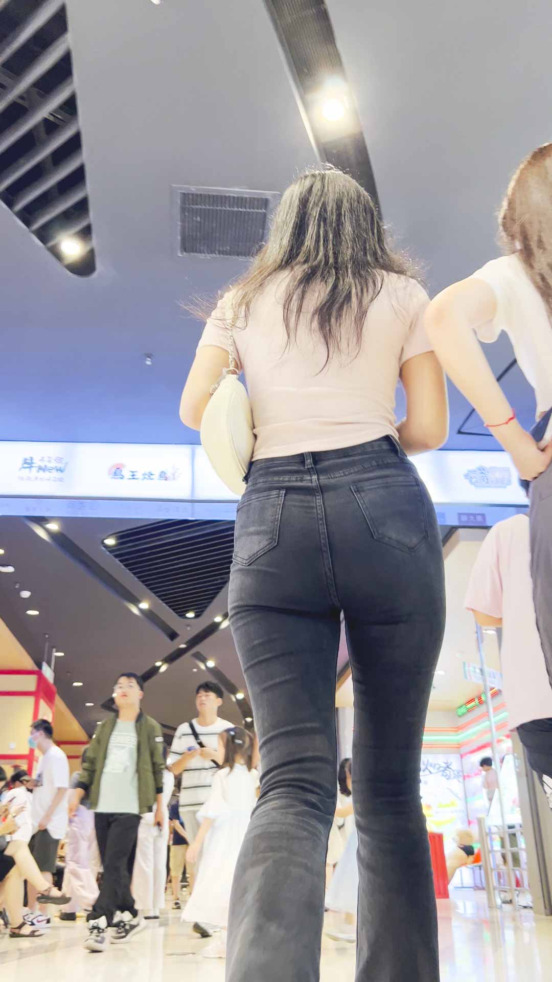 神作翘臀黑色牛仔要求闺蜜陪