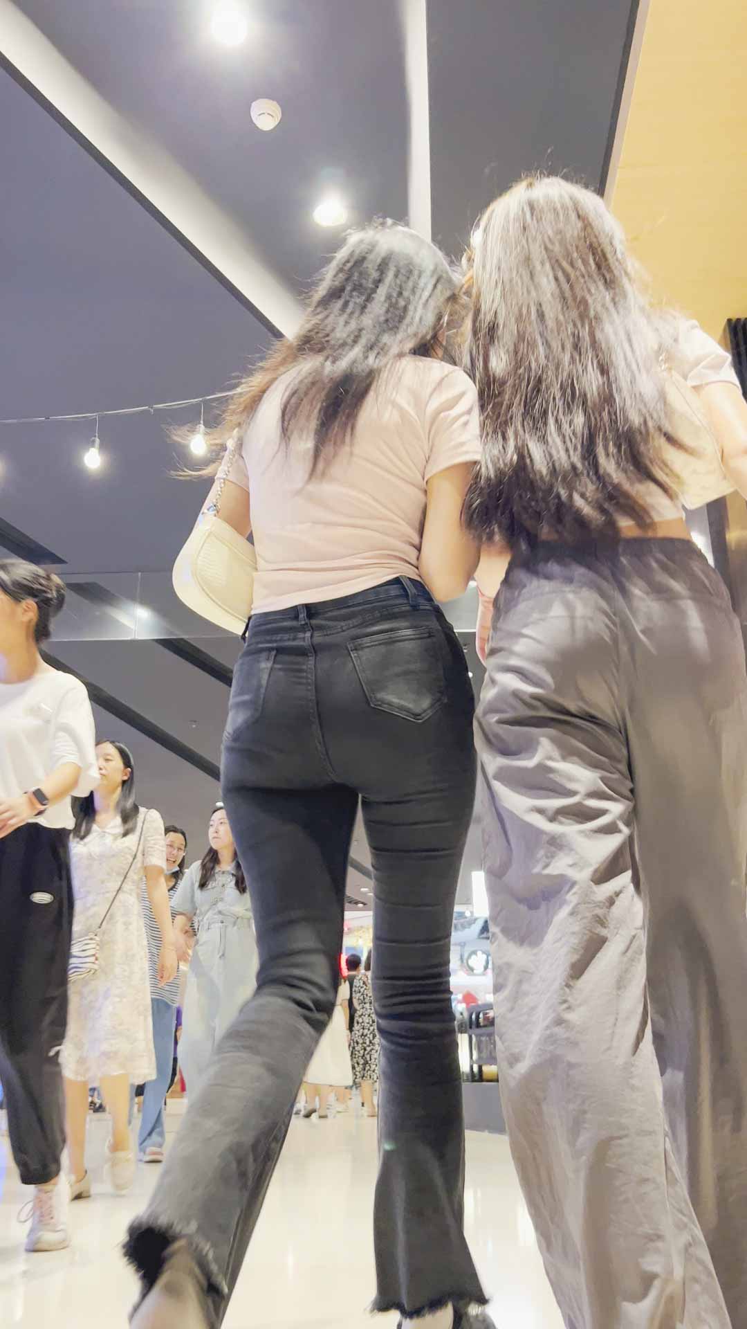 神作翘臀黑色牛仔要求闺蜜陪