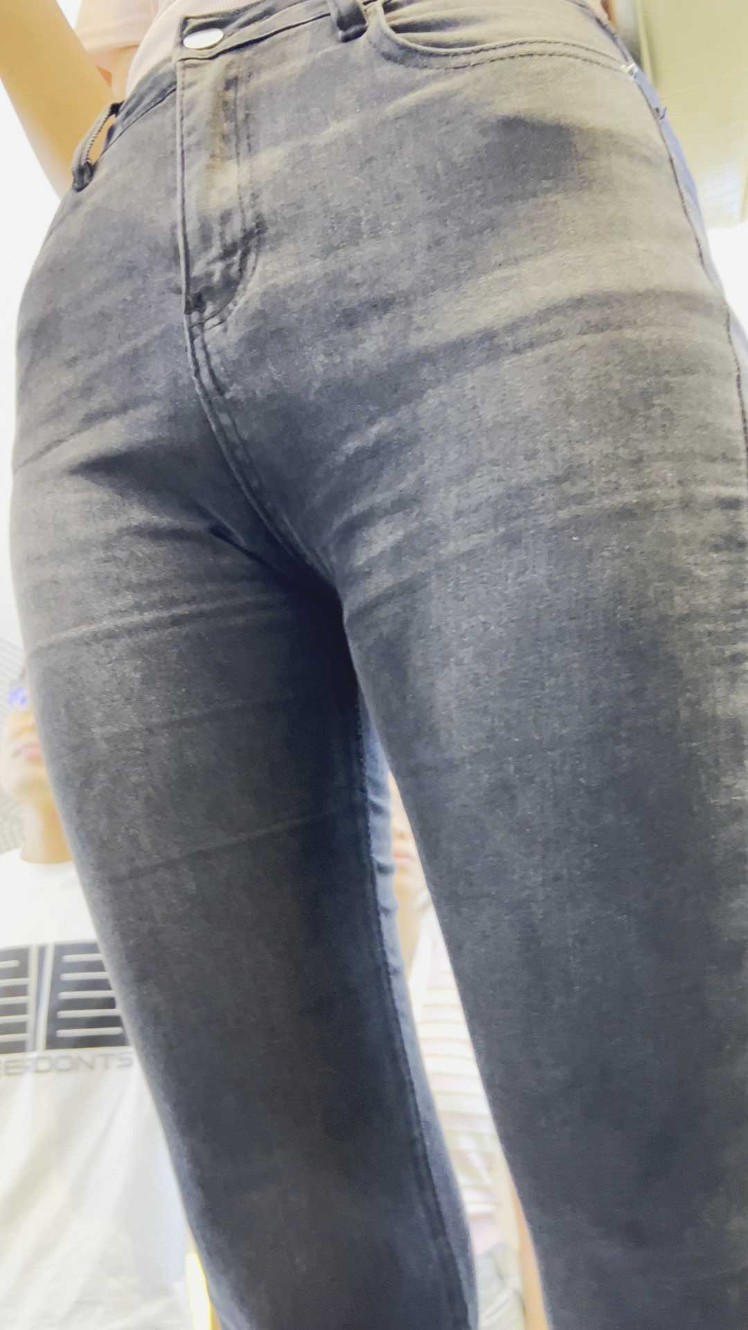 神作翘臀黑色牛仔要求闺蜜陪