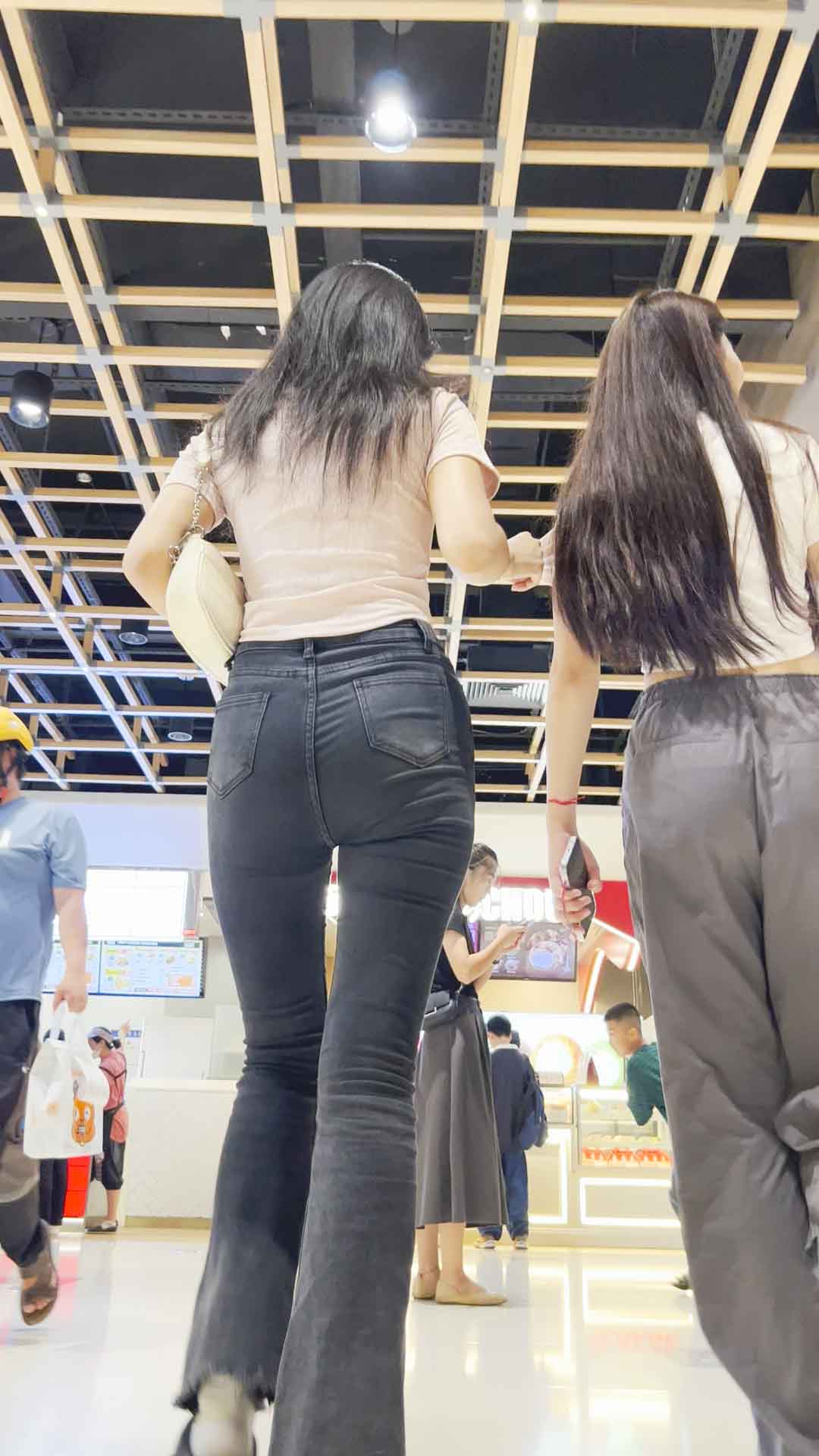 神作翘臀黑色牛仔要求闺蜜陪