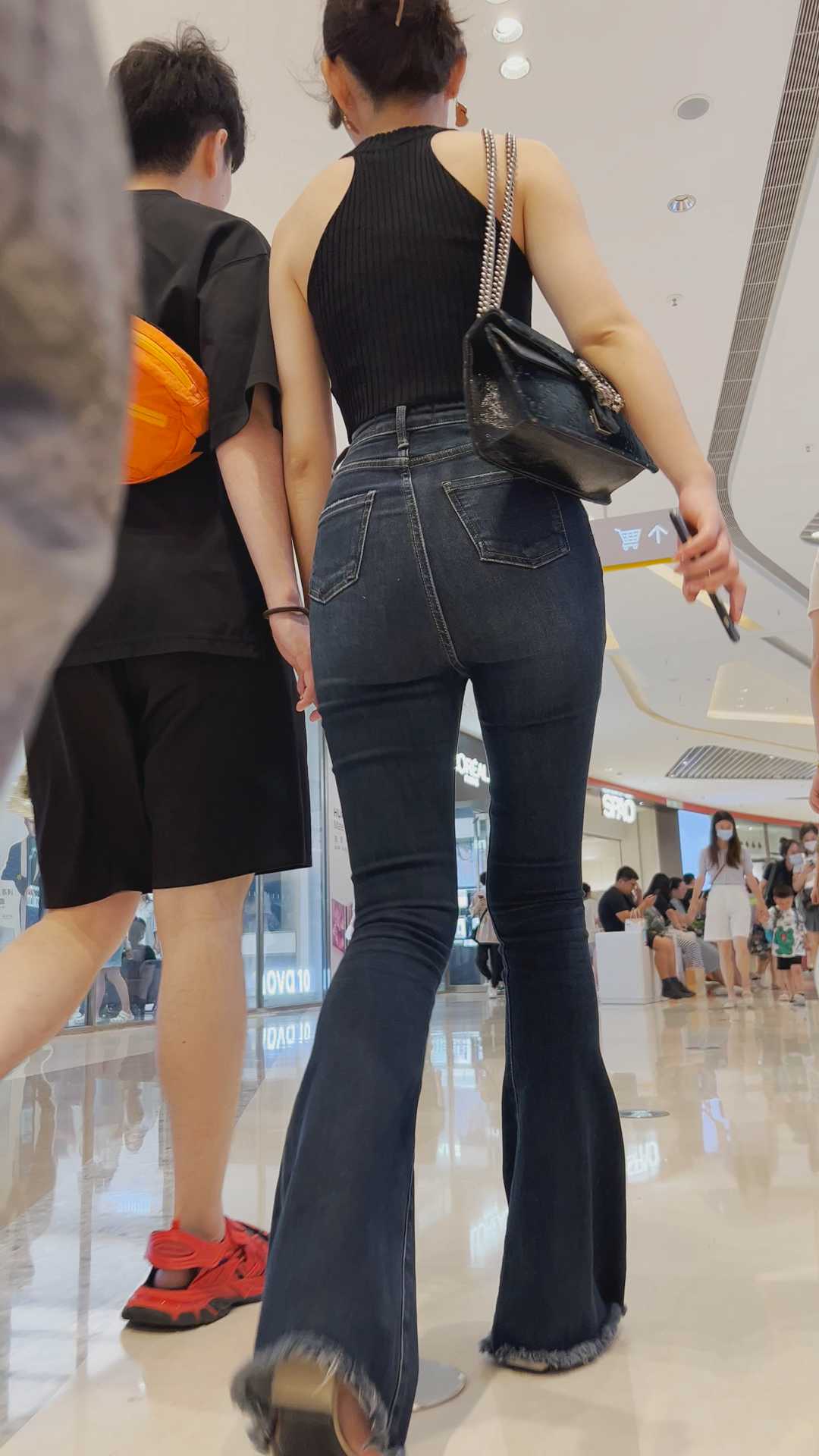 牛仔喇叭裤苹果臀小姐姐