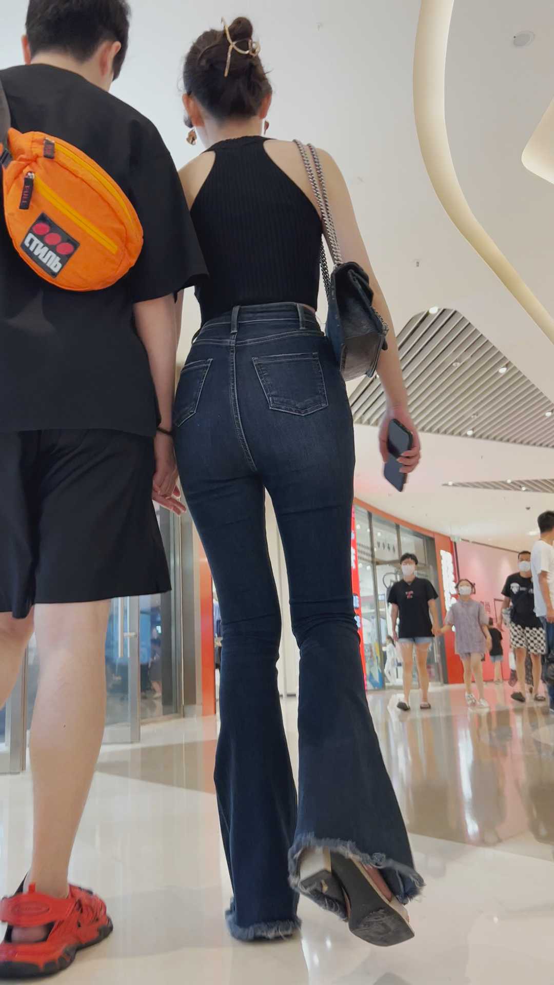 牛仔喇叭裤苹果臀小姐姐