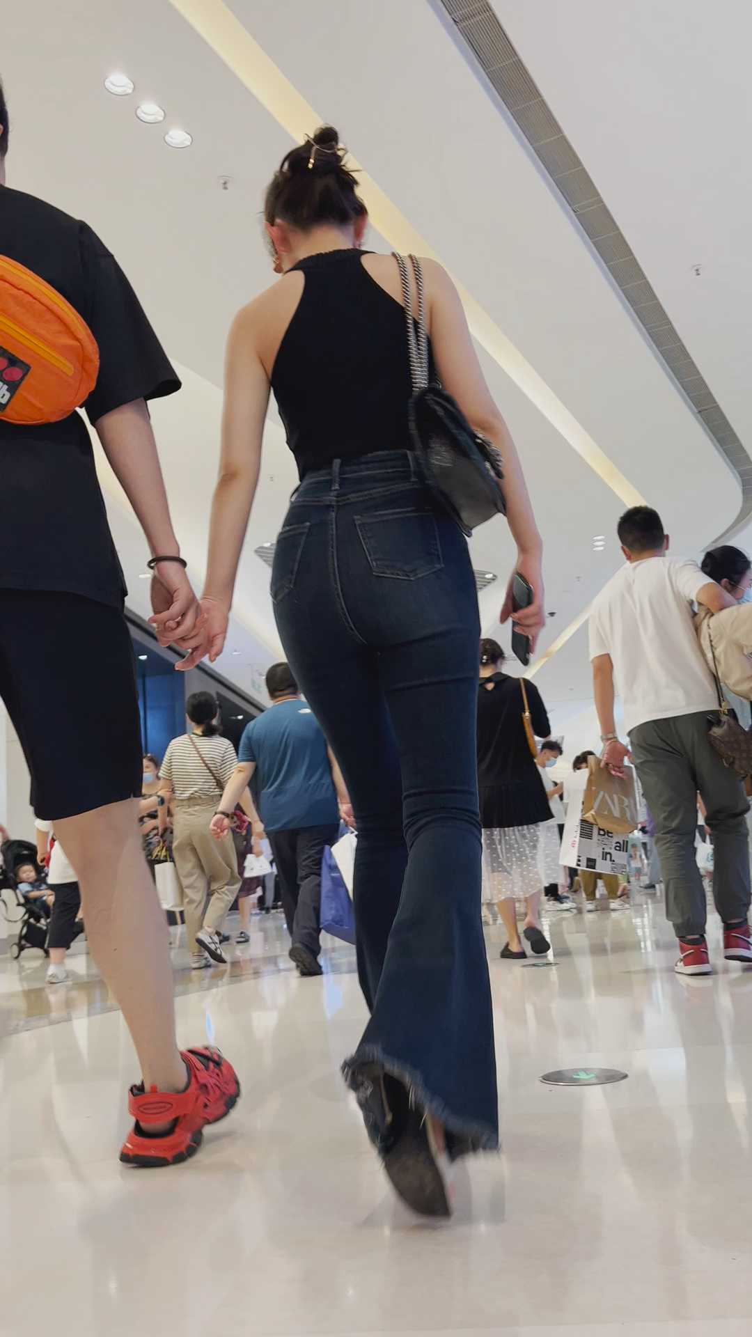 牛仔喇叭裤苹果臀小姐姐