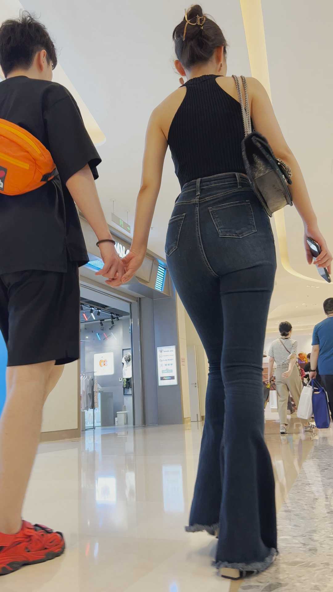 牛仔喇叭裤苹果臀小姐姐