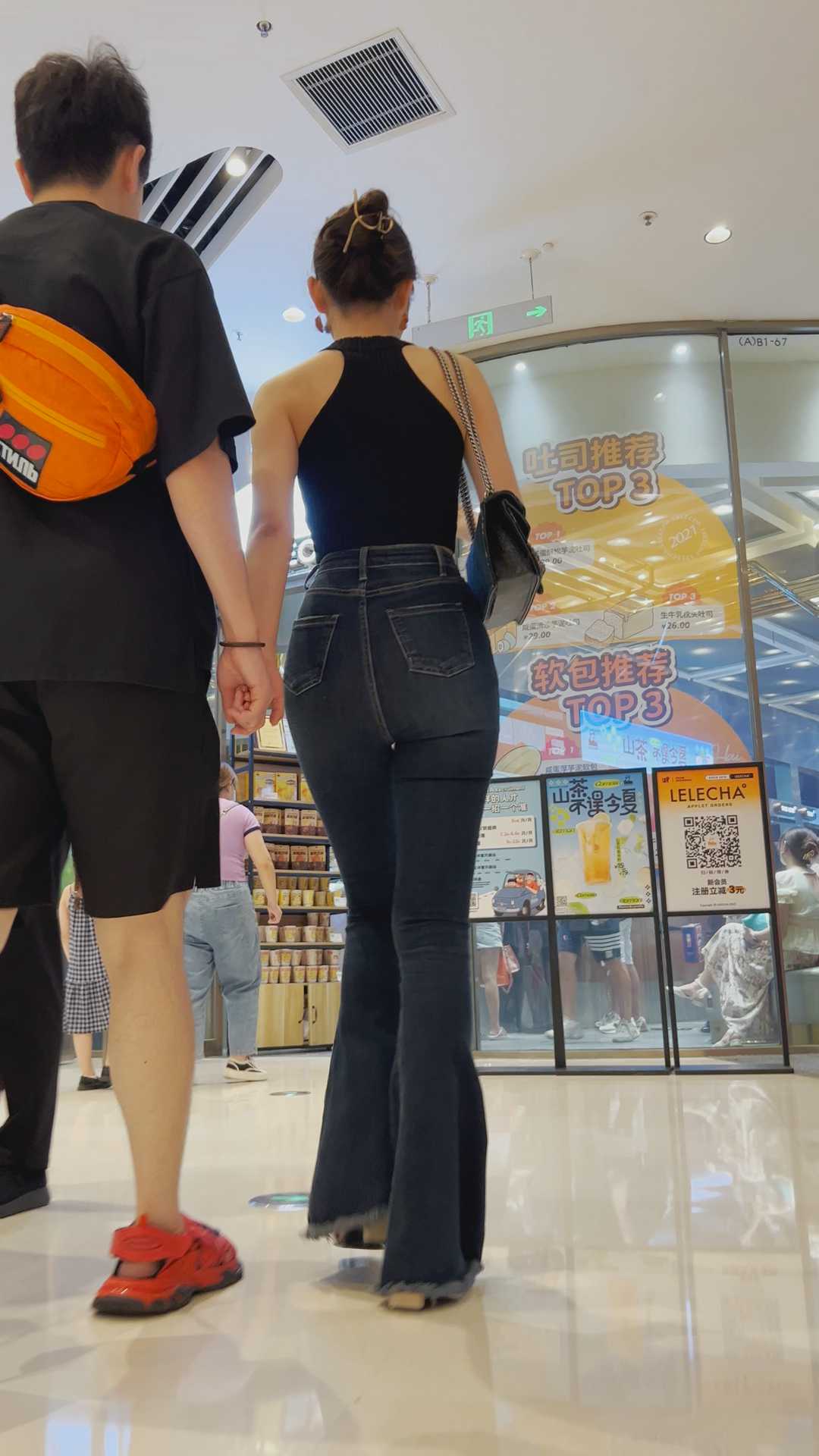 牛仔喇叭裤苹果臀小姐姐