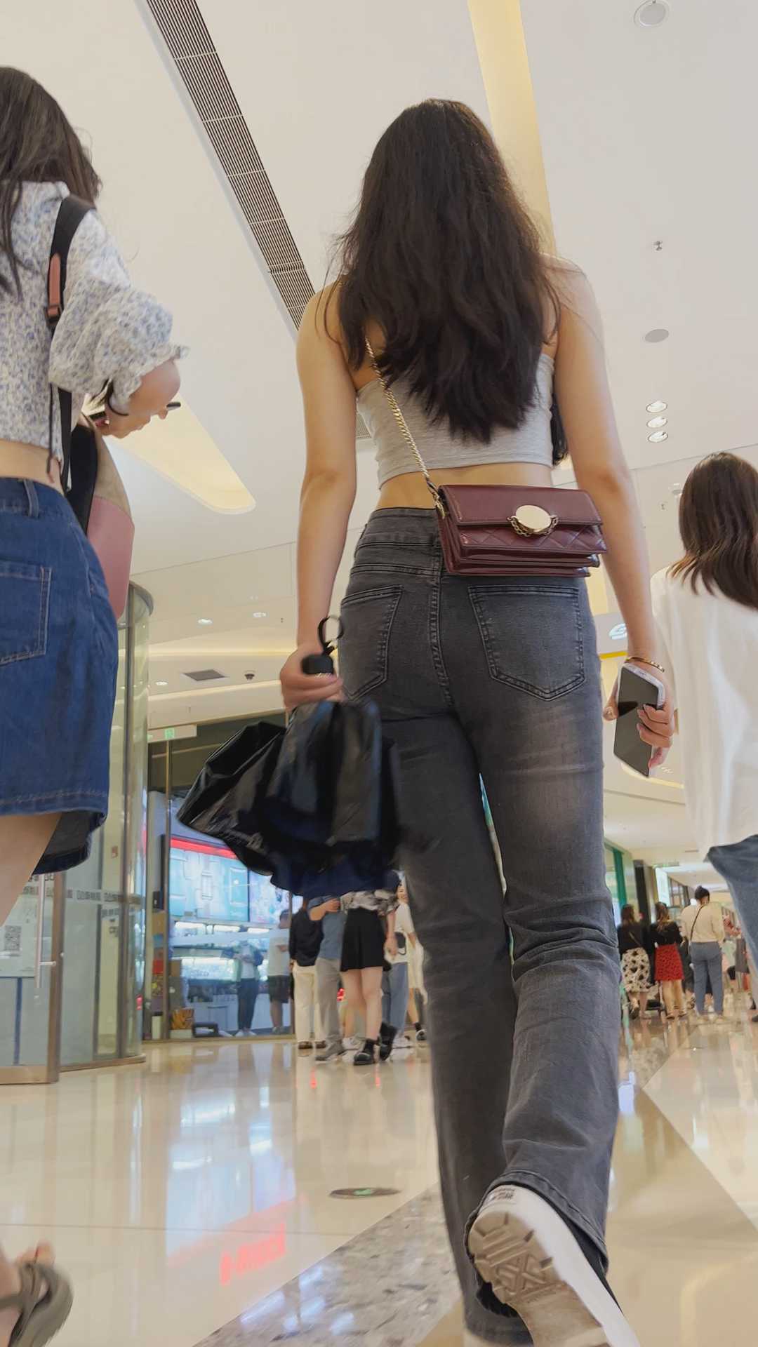 青春无敌露腰金三角靓丽小姐姐