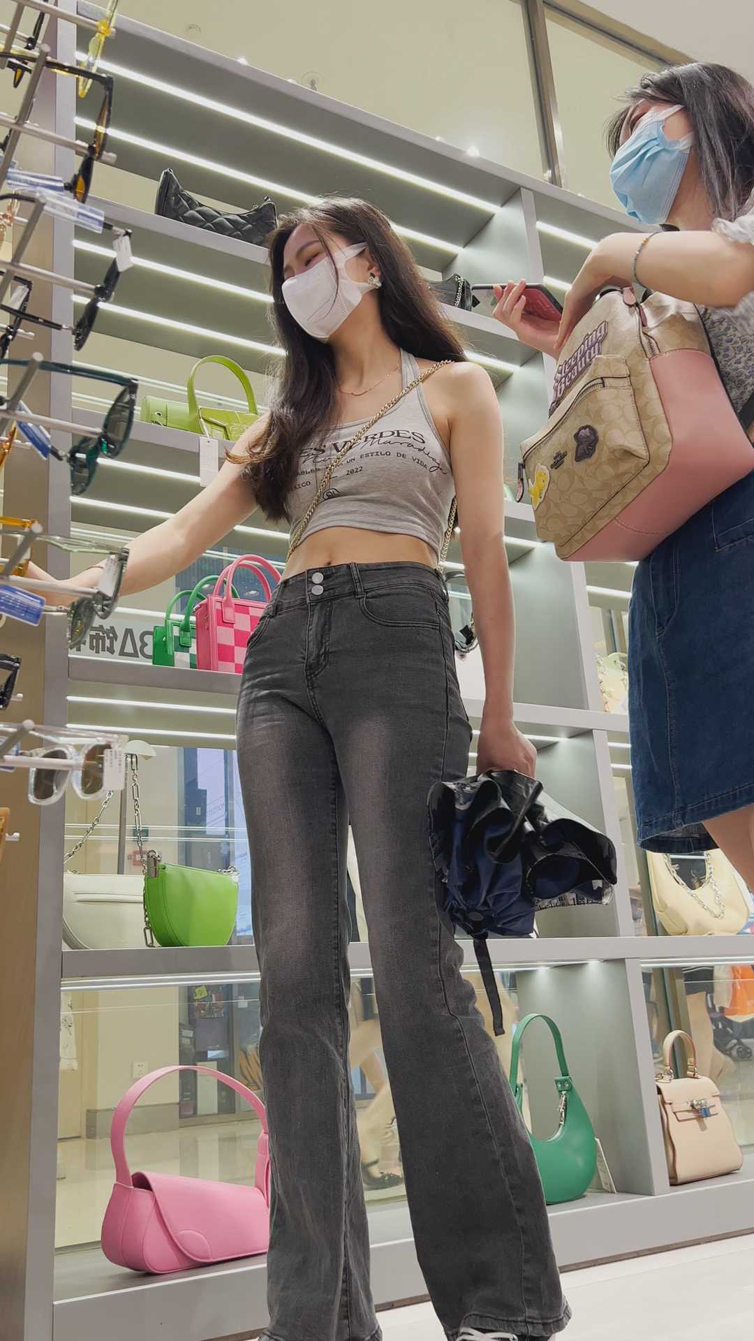 青春无敌露腰金三角靓丽小姐姐