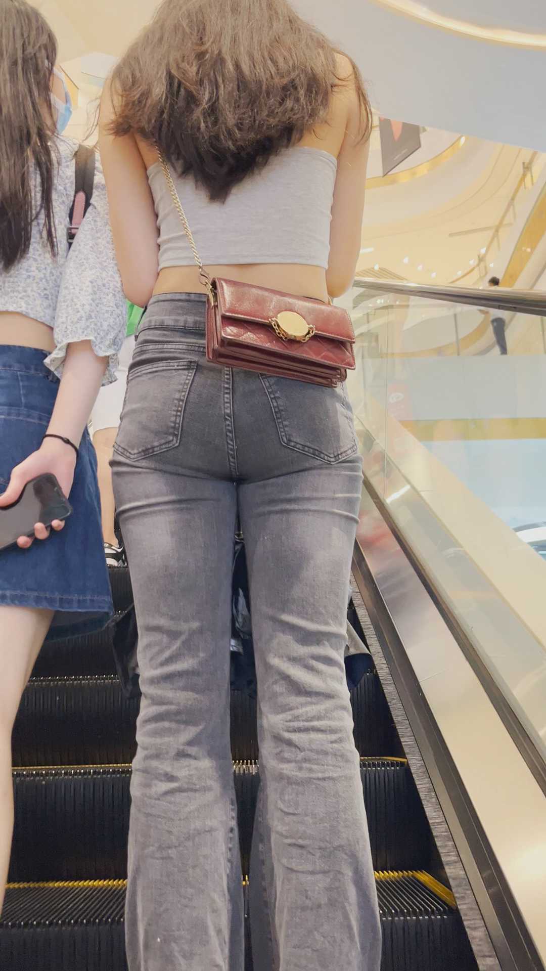 青春无敌露腰金三角靓丽小姐姐