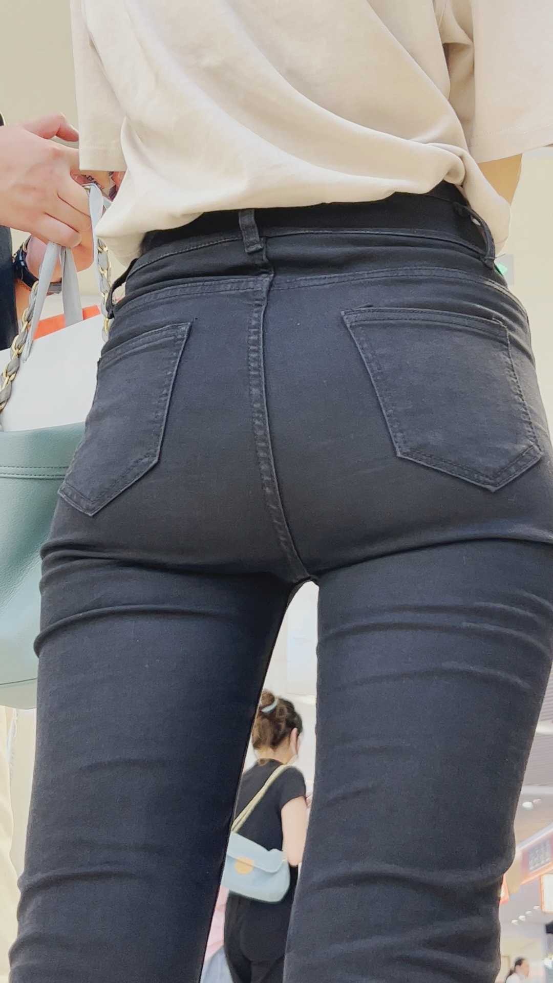 黑裤苹果臀细腰大学妹