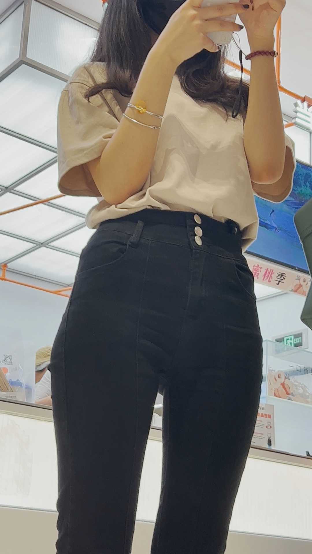 黑裤苹果臀细腰大学妹