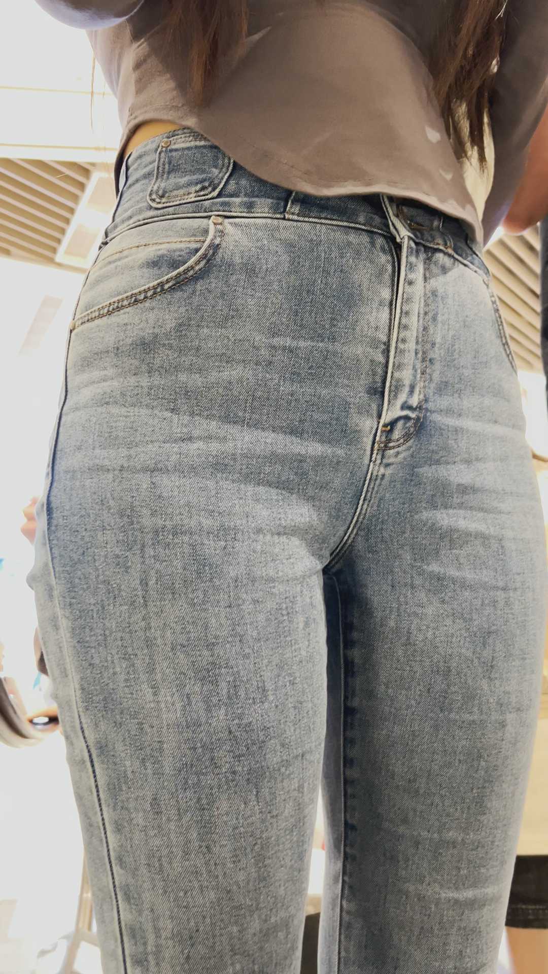 紧身牛仔裤女找了一个马上要回归祖国怀抱的男人