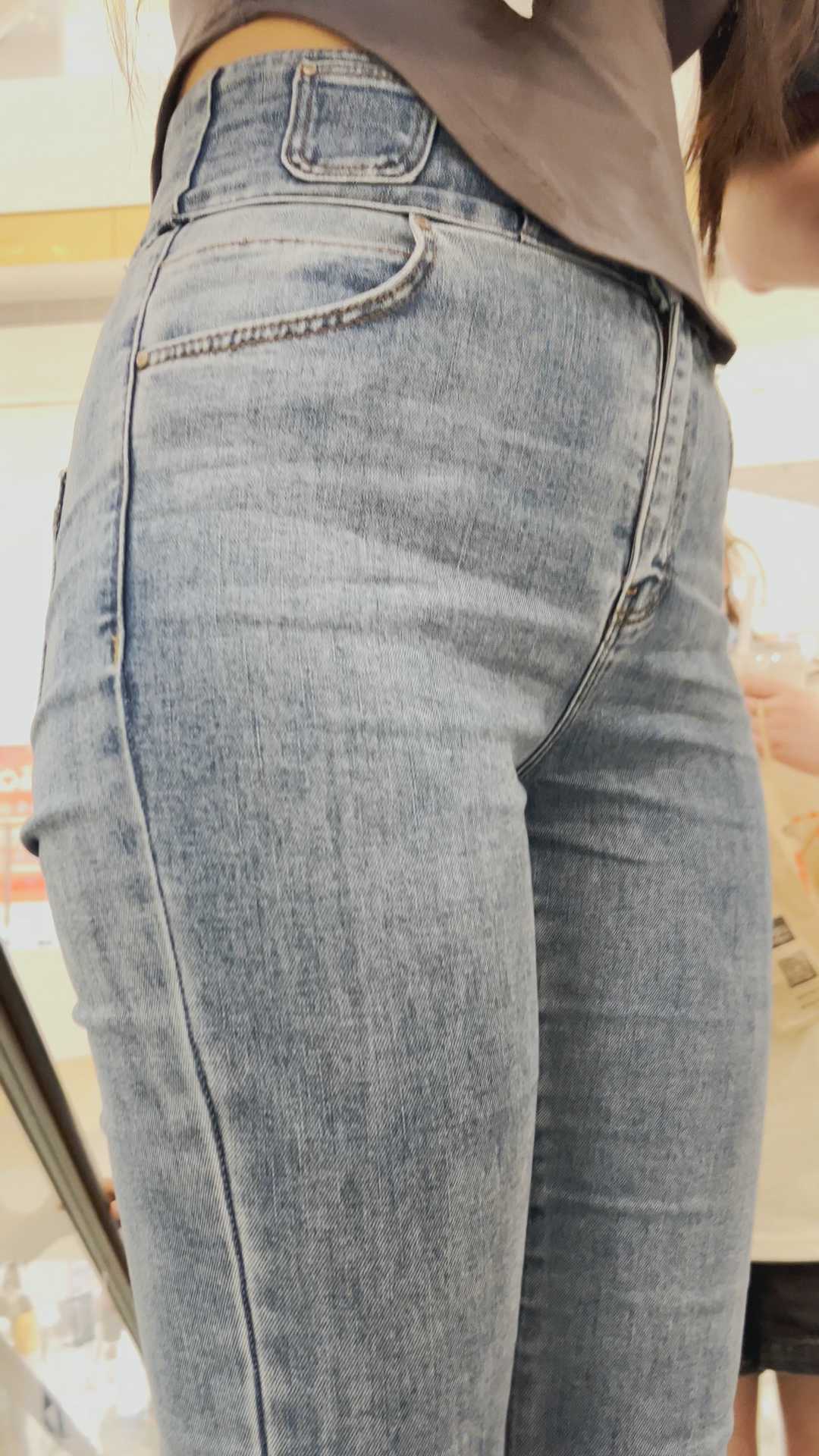 紧身牛仔裤女找了一个马上要回归祖国怀抱的男人