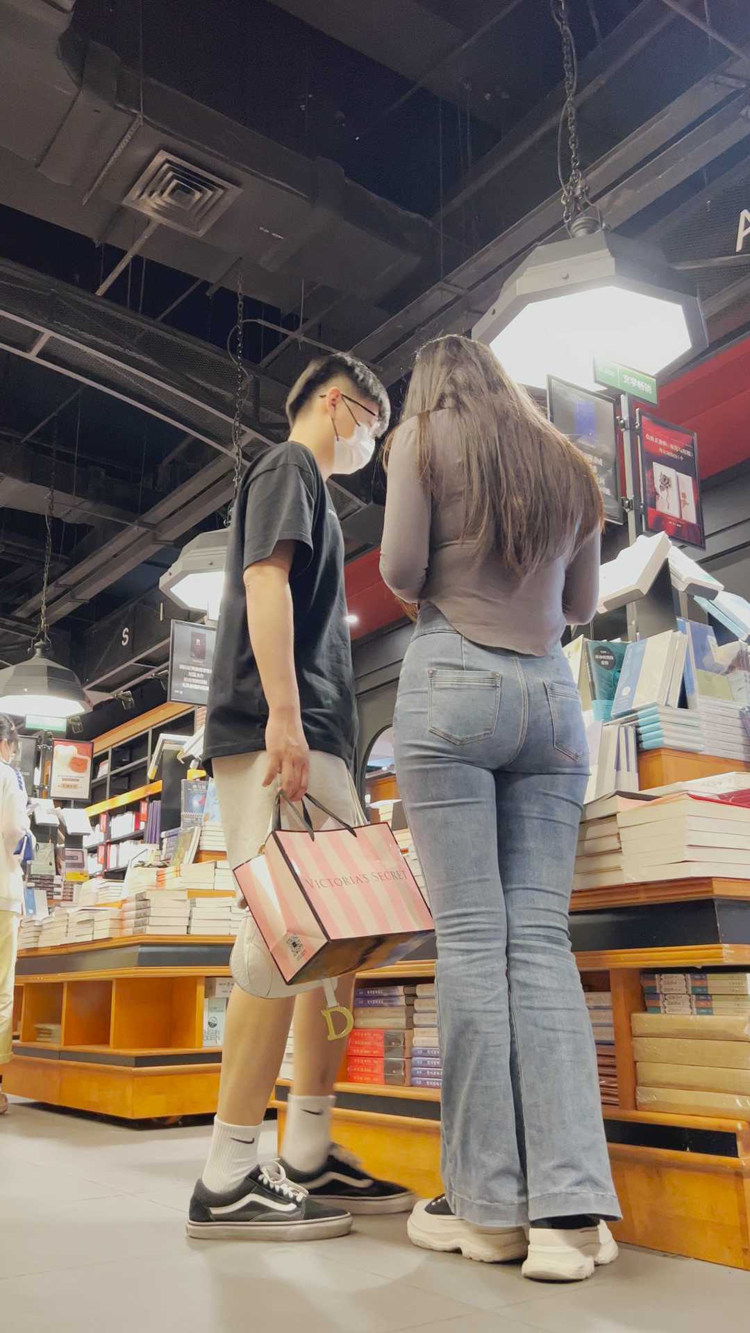 紧身牛仔裤女找了一个马上要回归祖国怀抱的男人