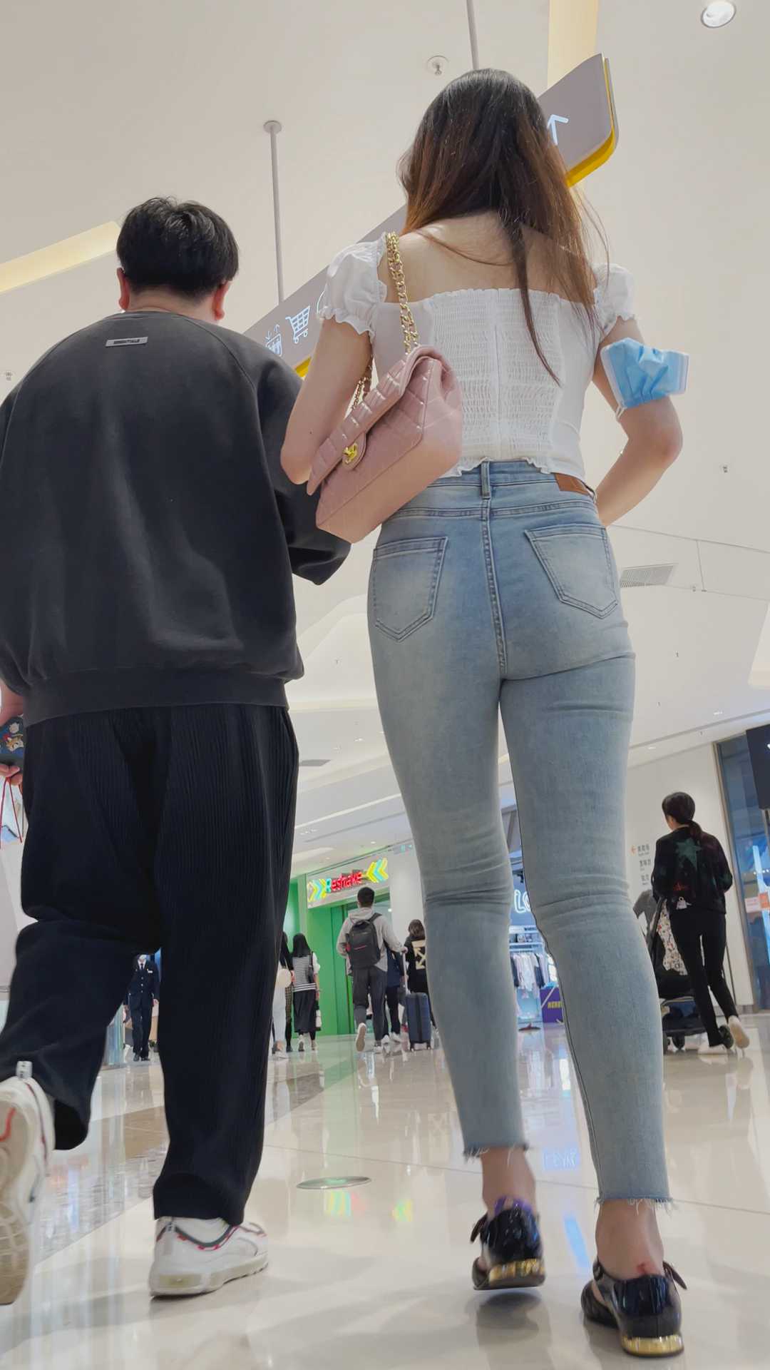 饱满圆润苹果臀牛仔美女小姐姐