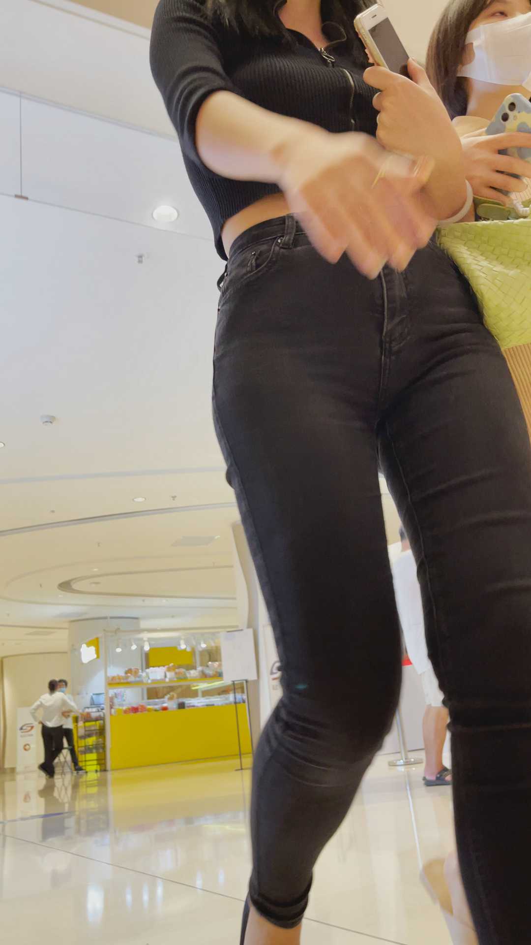 灰色紧身牛仔裤让闺蜜陪她去买眼镜