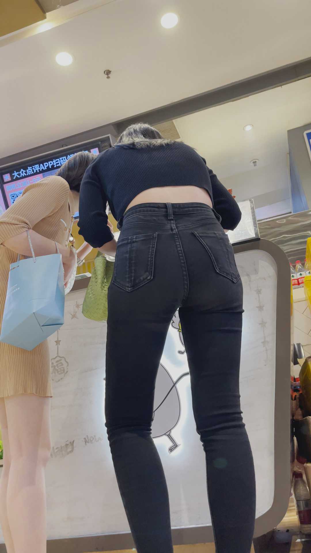 灰色紧身牛仔裤让闺蜜陪她去买眼镜