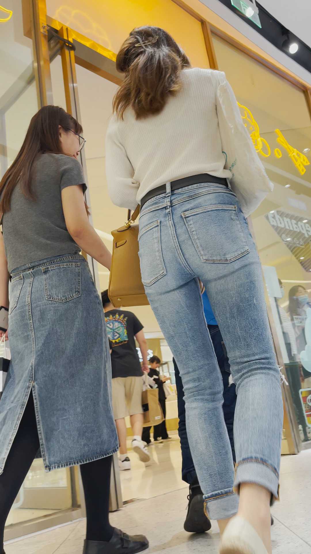 紧身牛仔紧臀长发美女