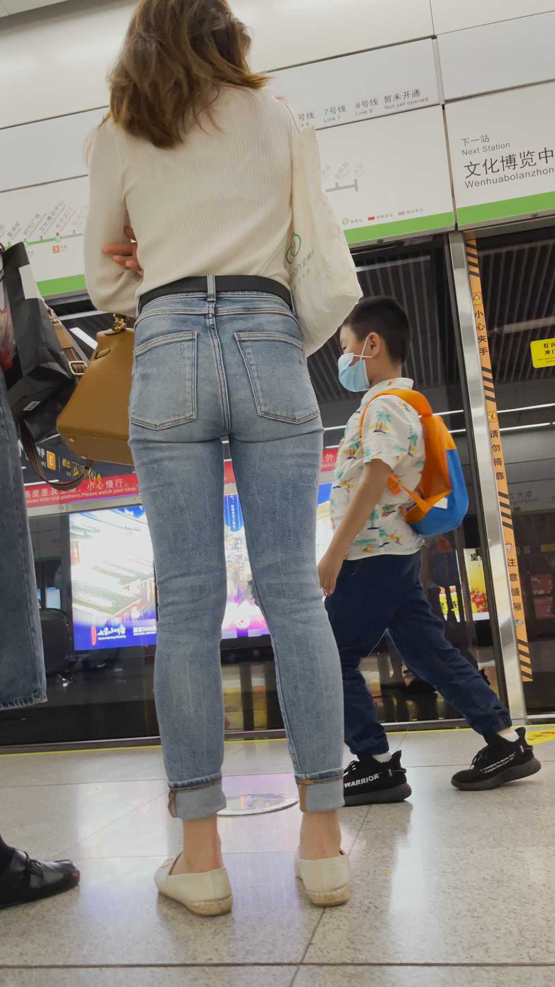 紧身牛仔紧臀长发美女