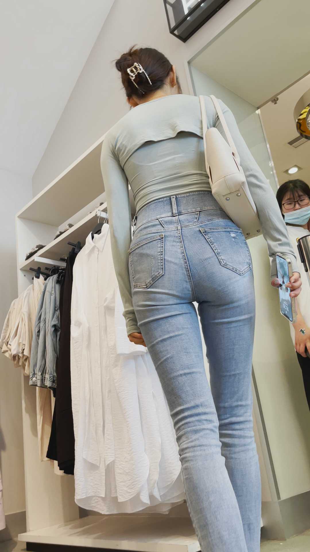 蓝白色牛仔裤女神前三角特写