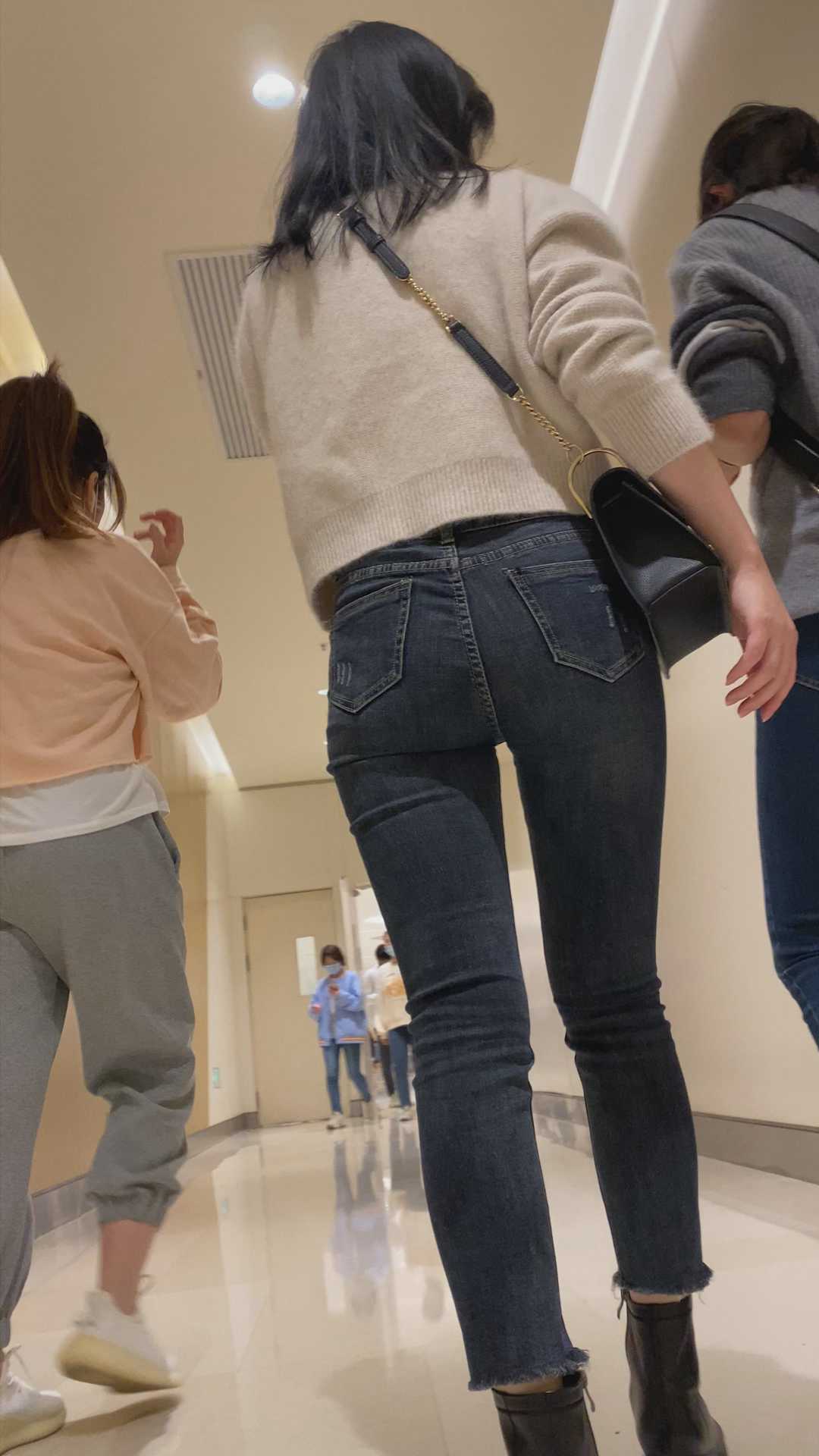 牛仔裤苹果臀金三角小姐姐