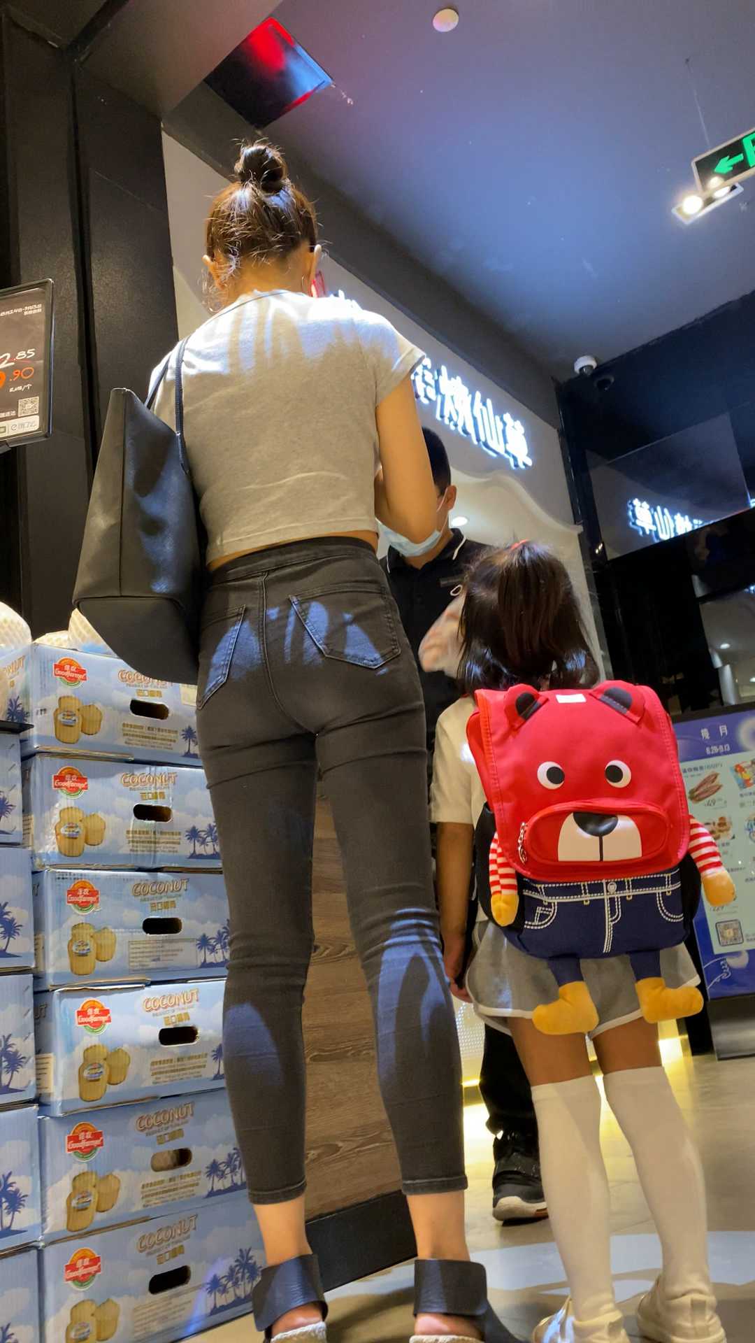 高腰灰牛苹果臀透内痕胸器美女第二季