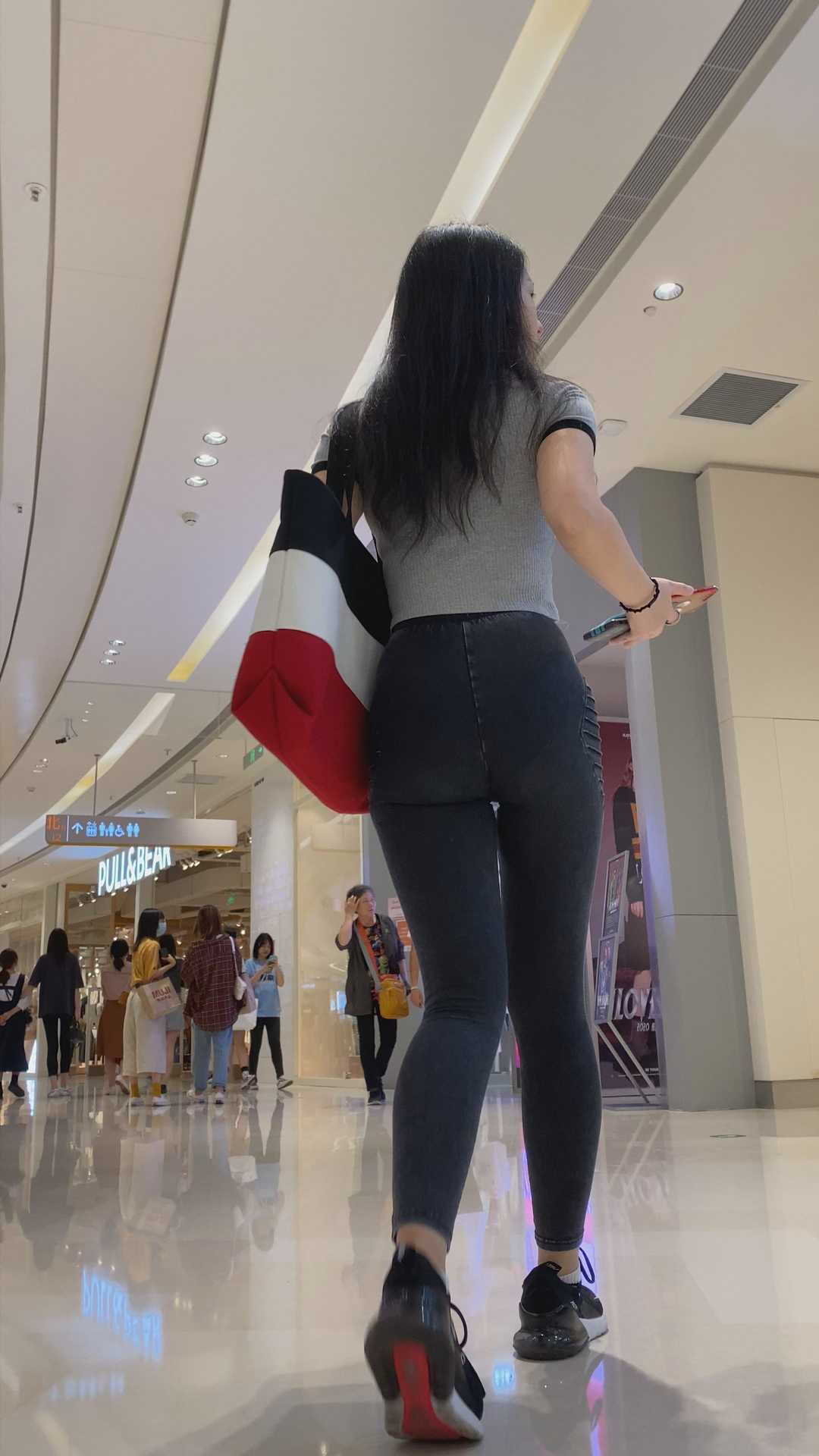 修身裤把前三角轮廓体现的清清楚楚