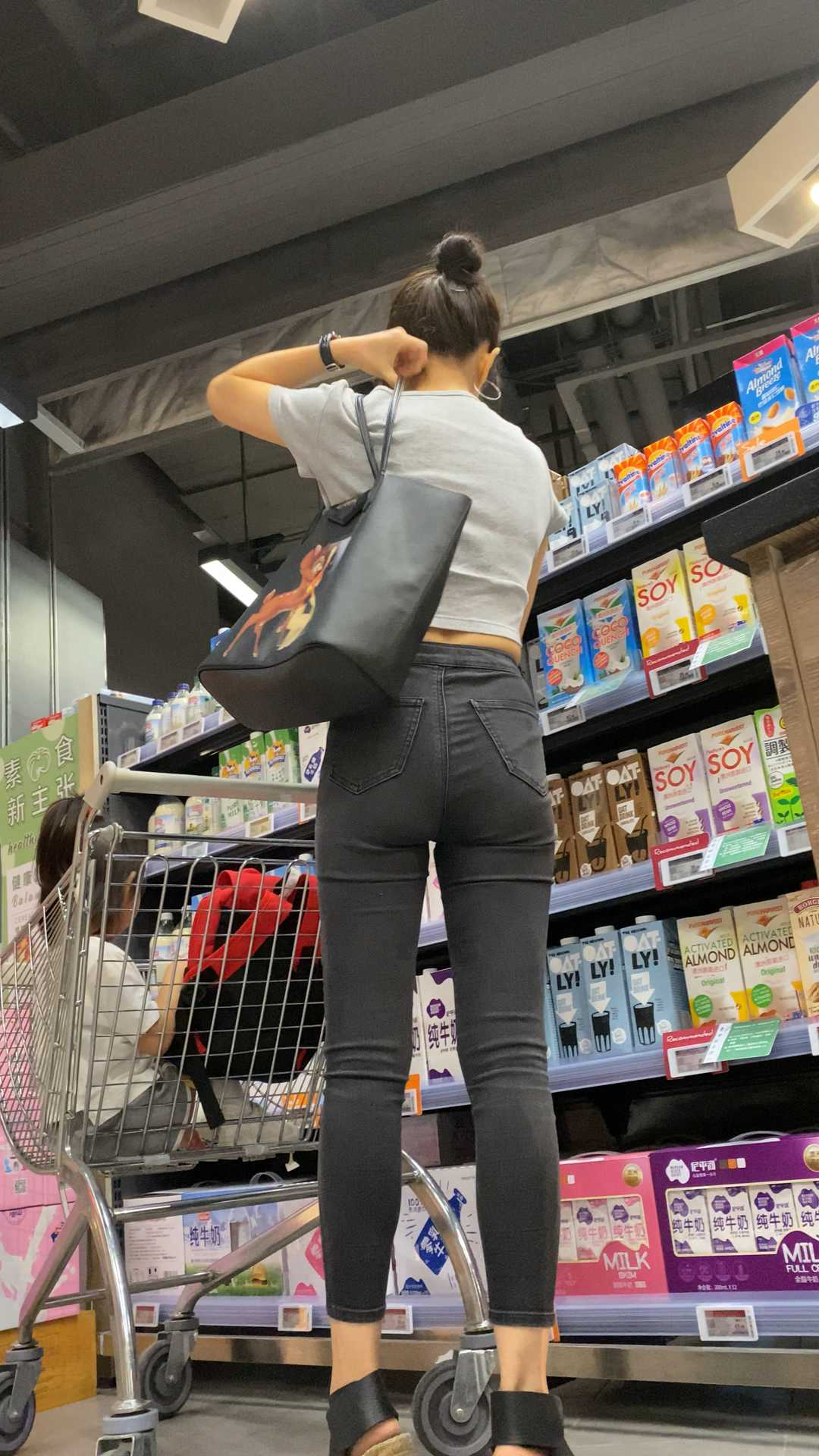 高腰灰牛苹果臀透内痕胸器美女第一季