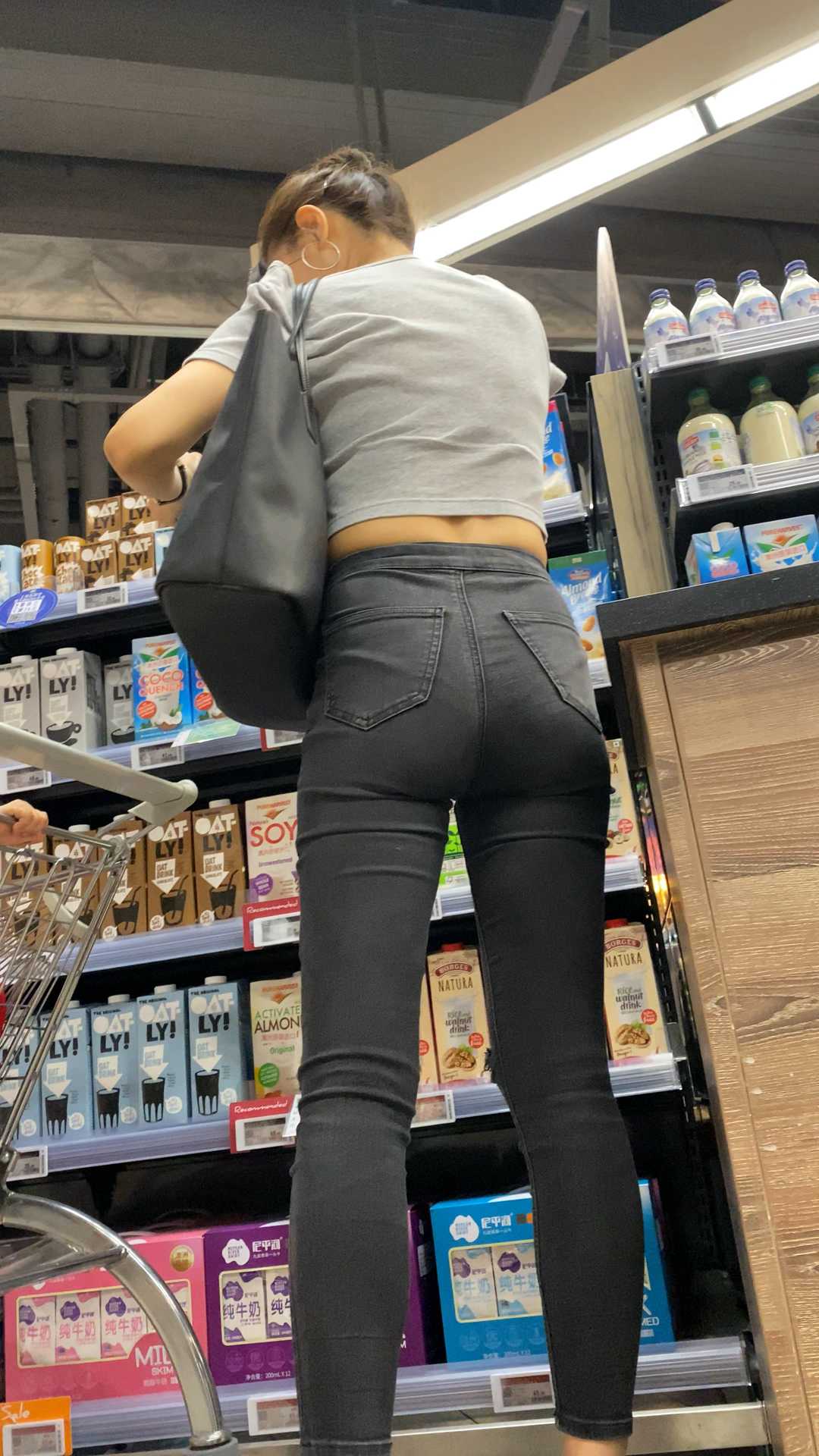 高腰灰牛苹果臀透内痕胸器美女第一季