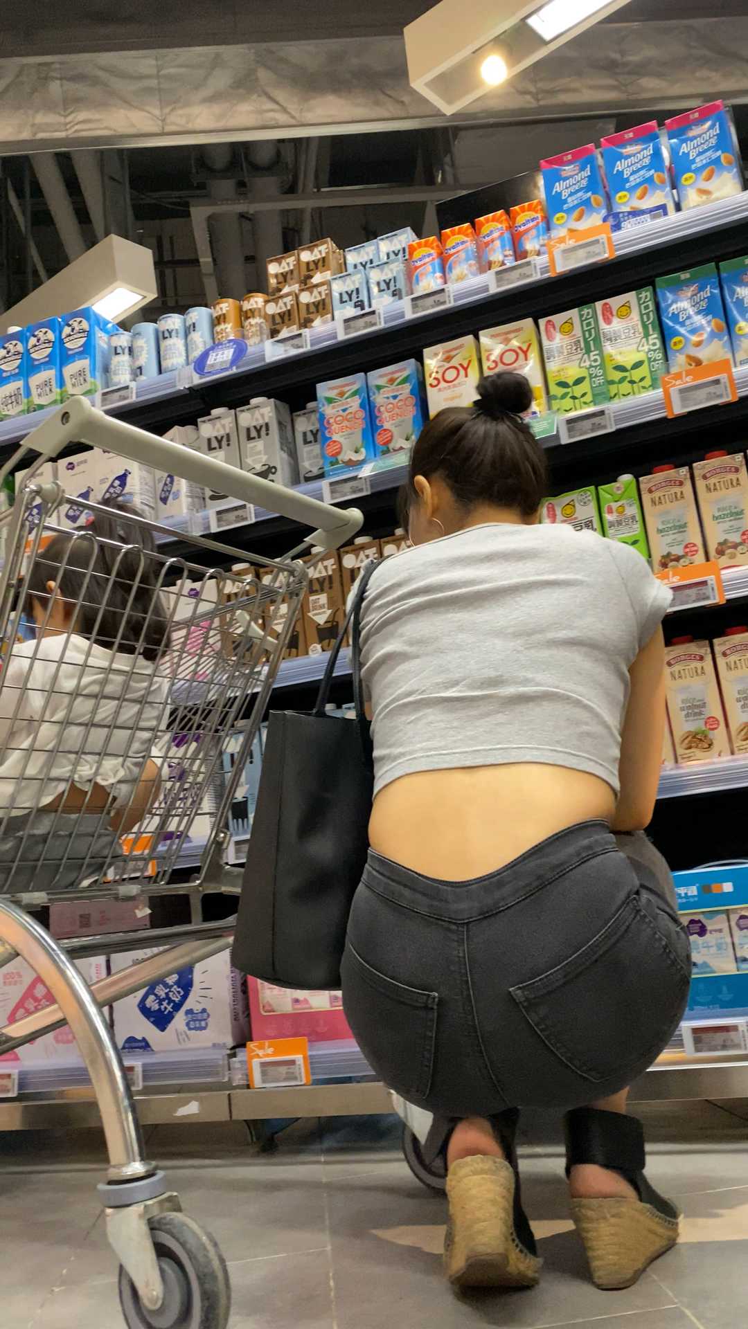 高腰灰牛苹果臀透内痕胸器美女第一季