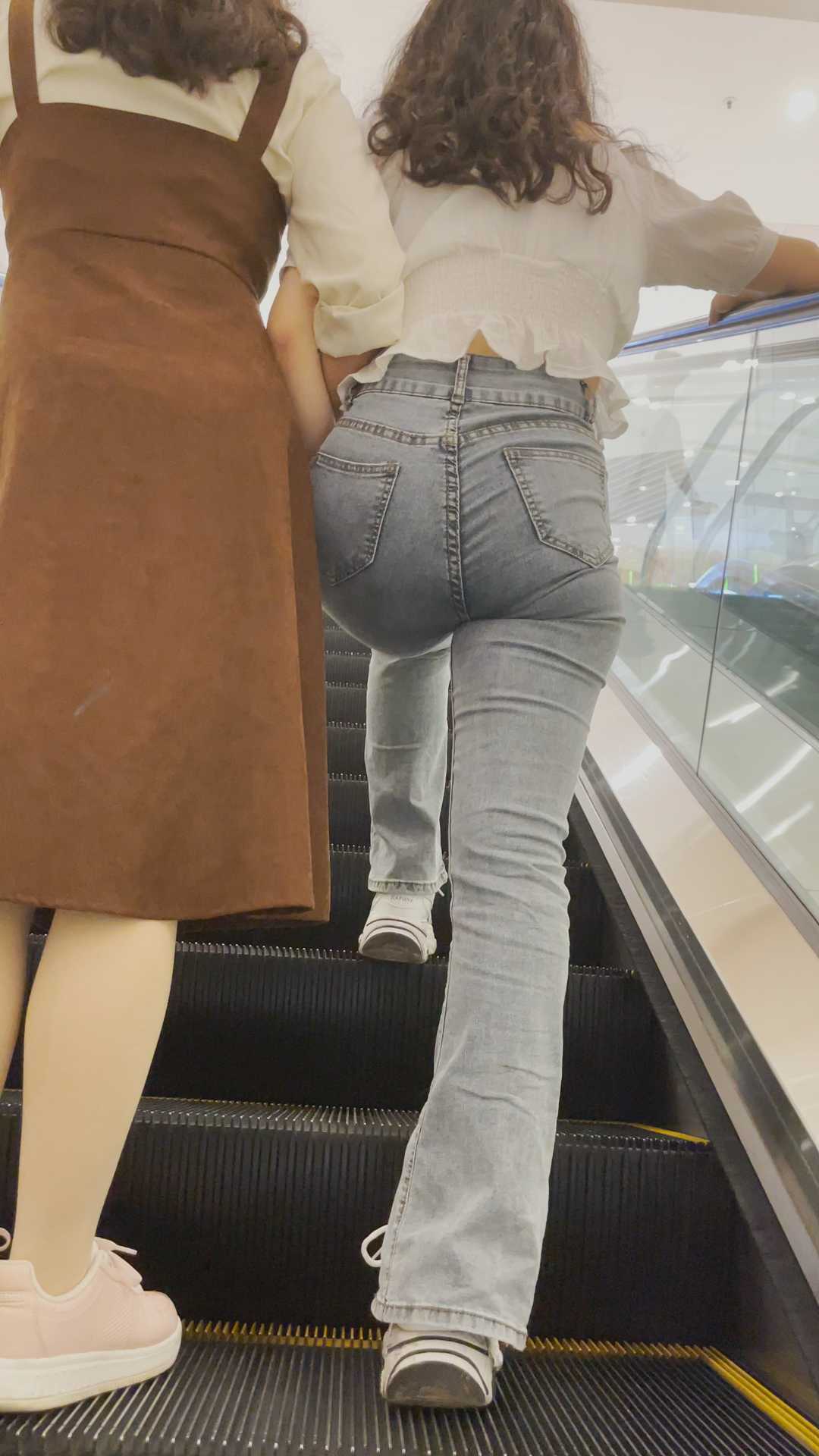 性感灰牛仔苹果臀金三角小姐姐