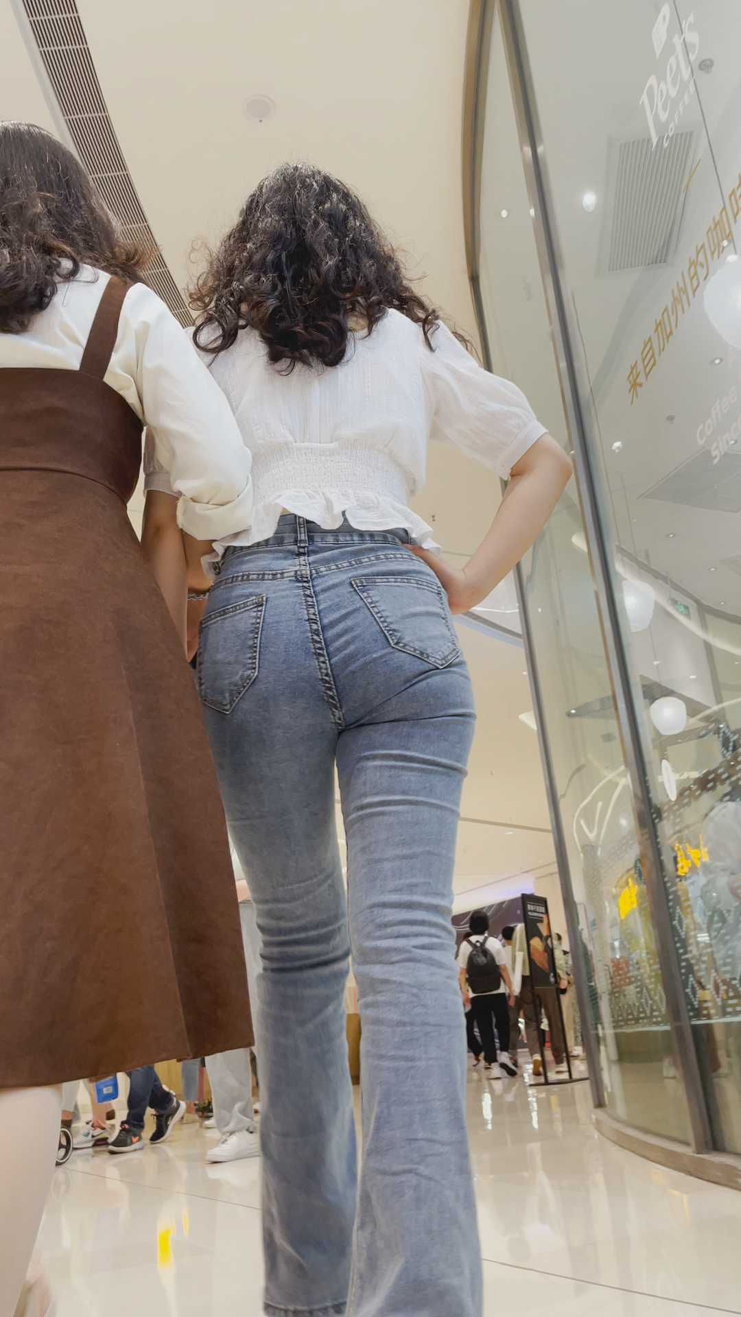 性感灰牛仔苹果臀金三角小姐姐