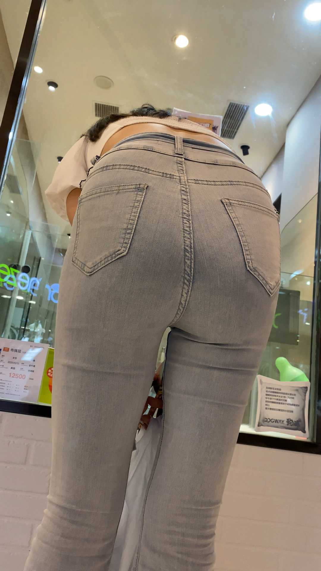 爱猫女生原来也喜欢穿紧身裤