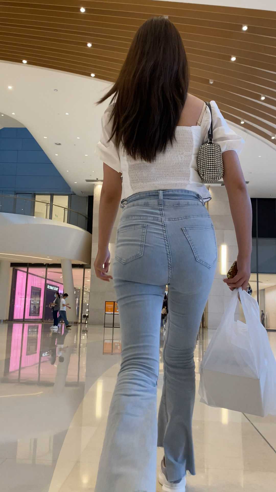 爱猫女生原来也喜欢穿紧身裤