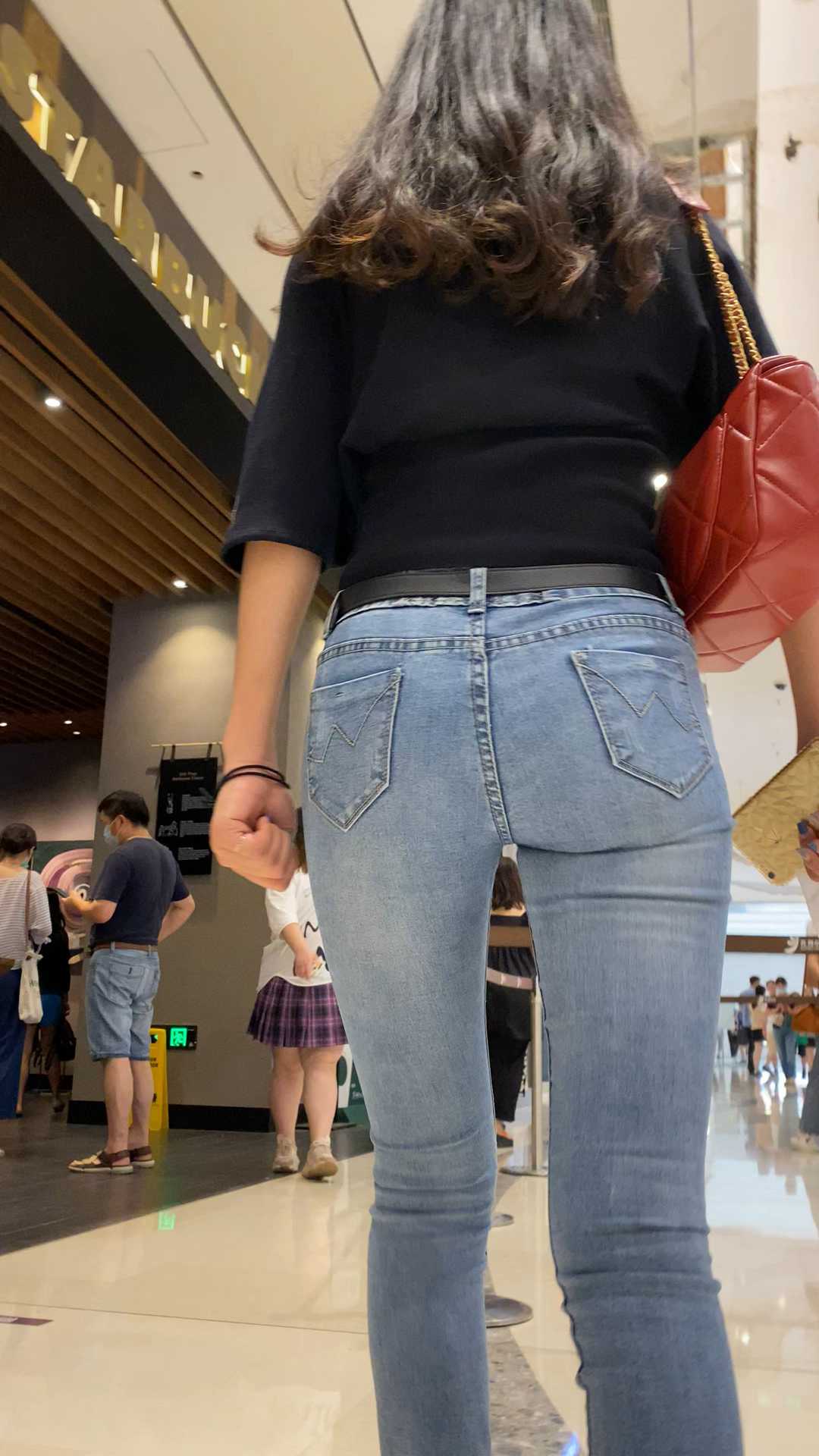 紧身牛仔裤单身女逛街第一季