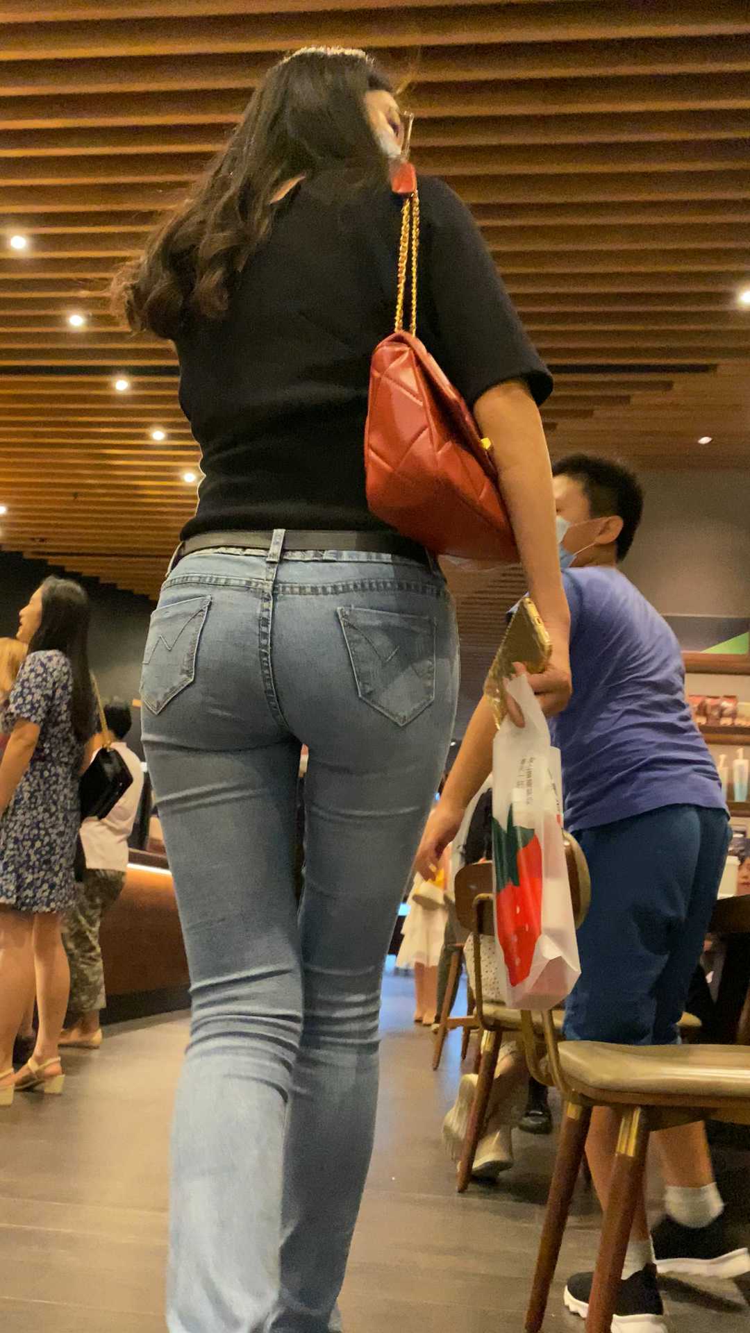 紧身牛仔裤单身女逛街第一季