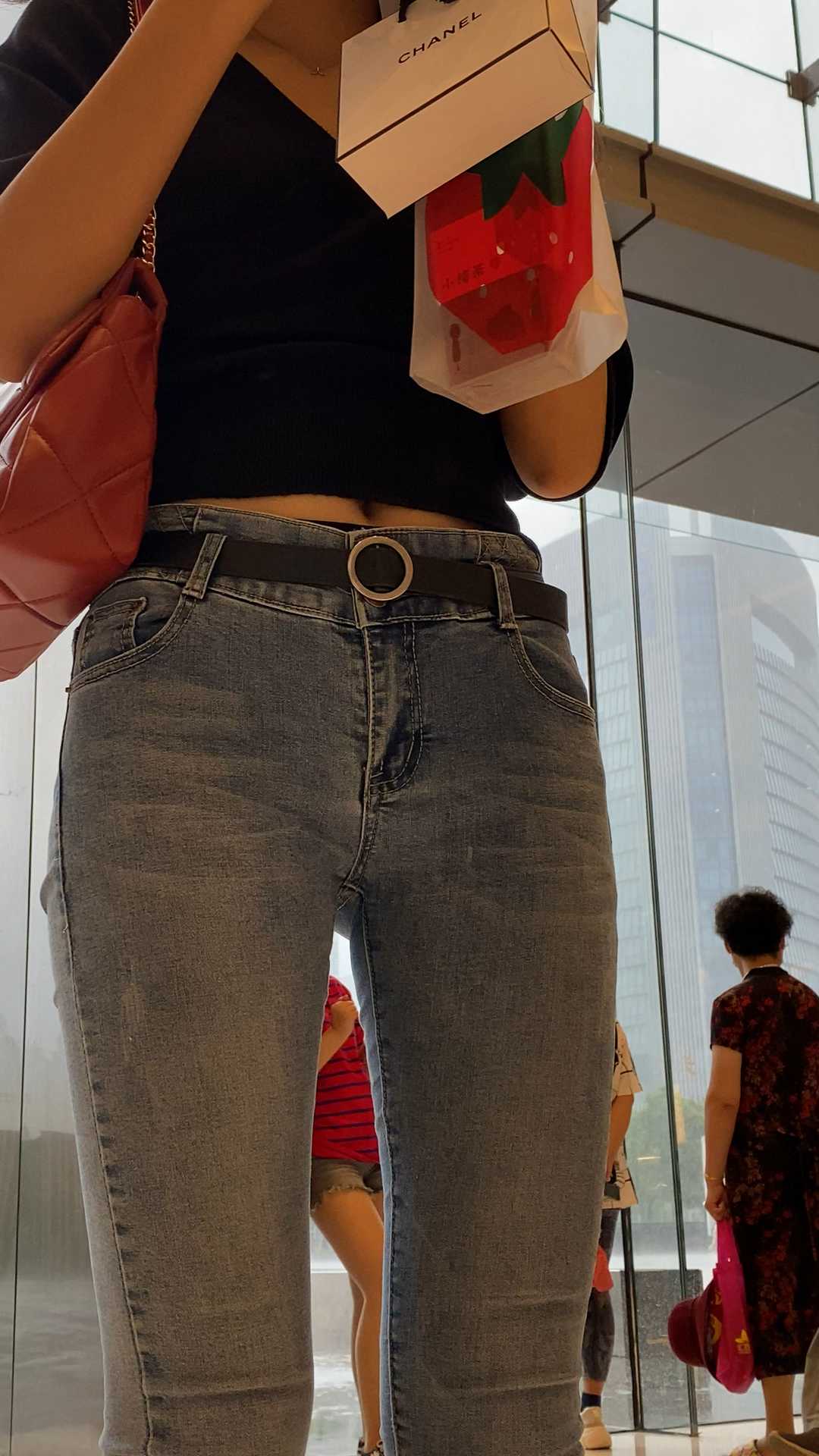 紧身牛仔裤单身女逛街第一季