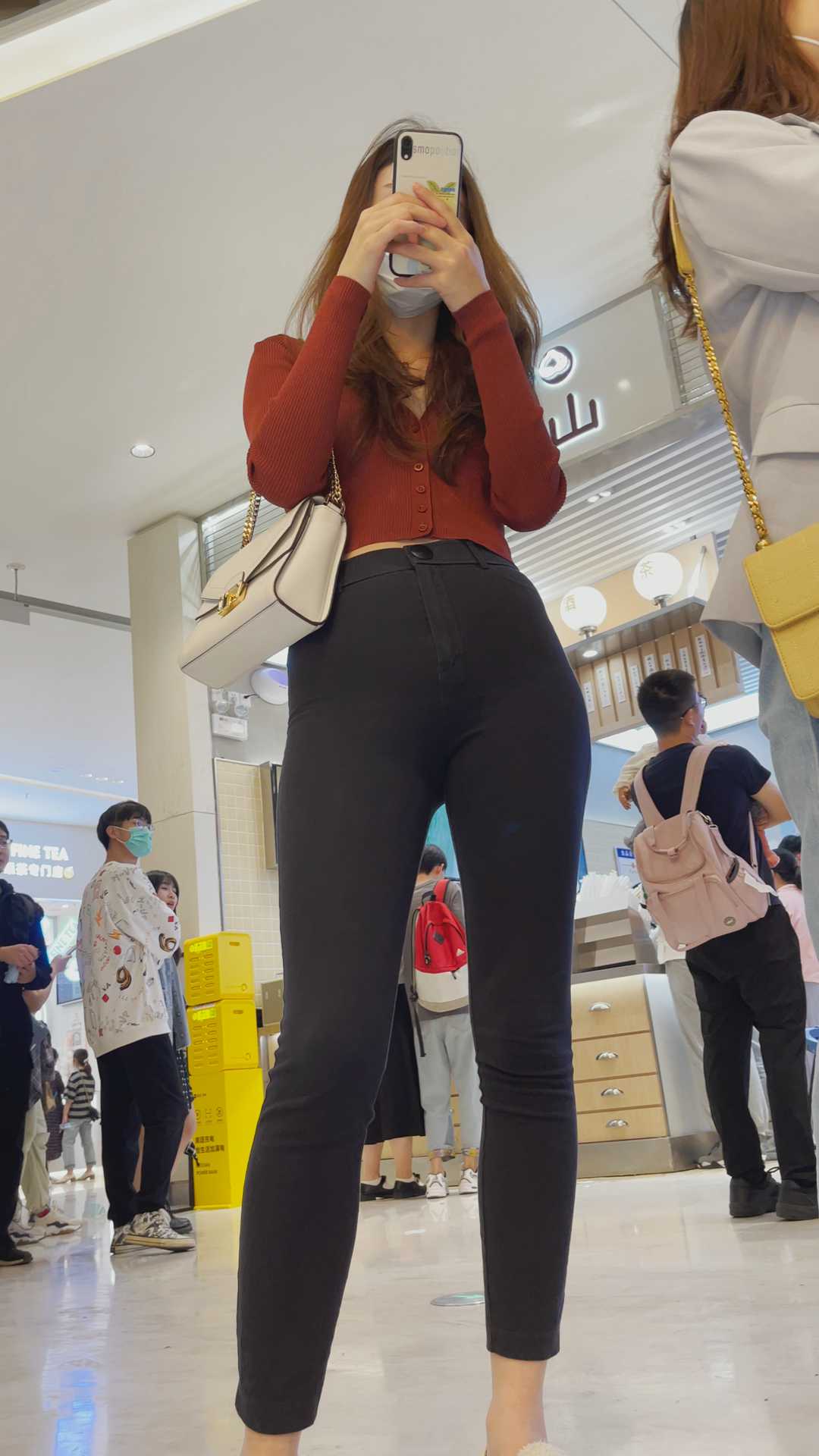 人高身材又好的黑裤美女纠结中