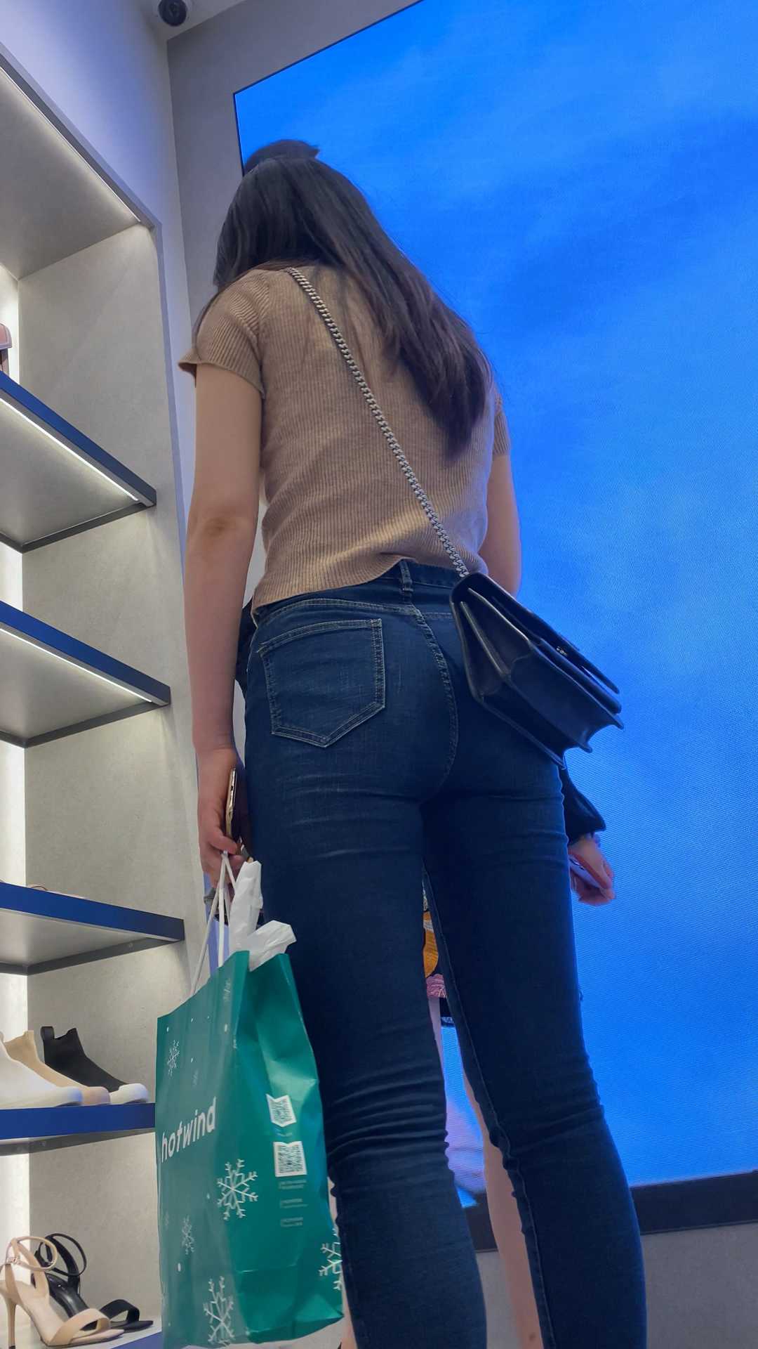 穿着蓝牛紧身裤美女和妈一起逛街