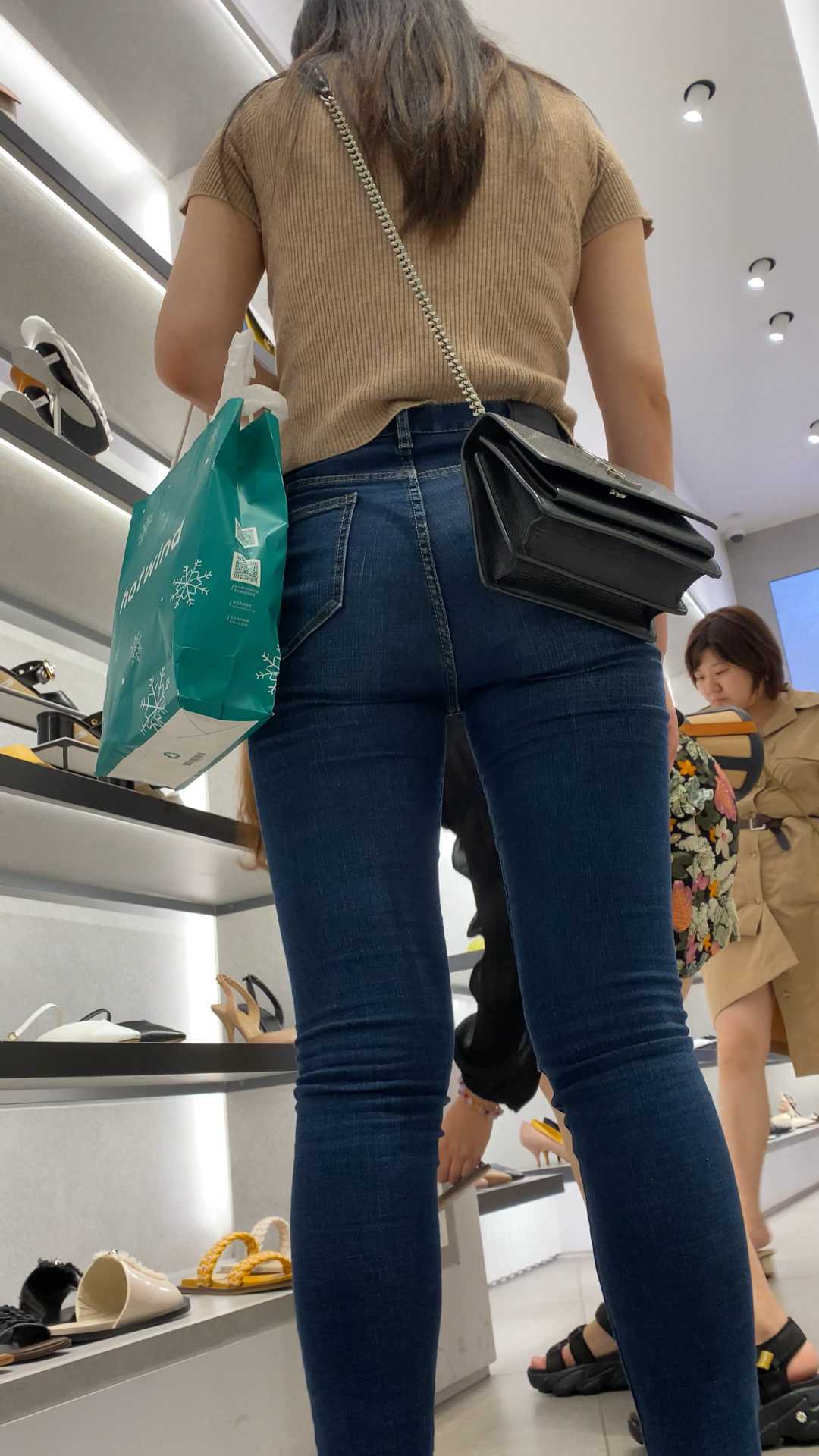 穿着蓝牛紧身裤美女和妈一起逛街